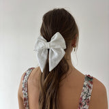 nœud à cheveux en broderie anglaise porté 