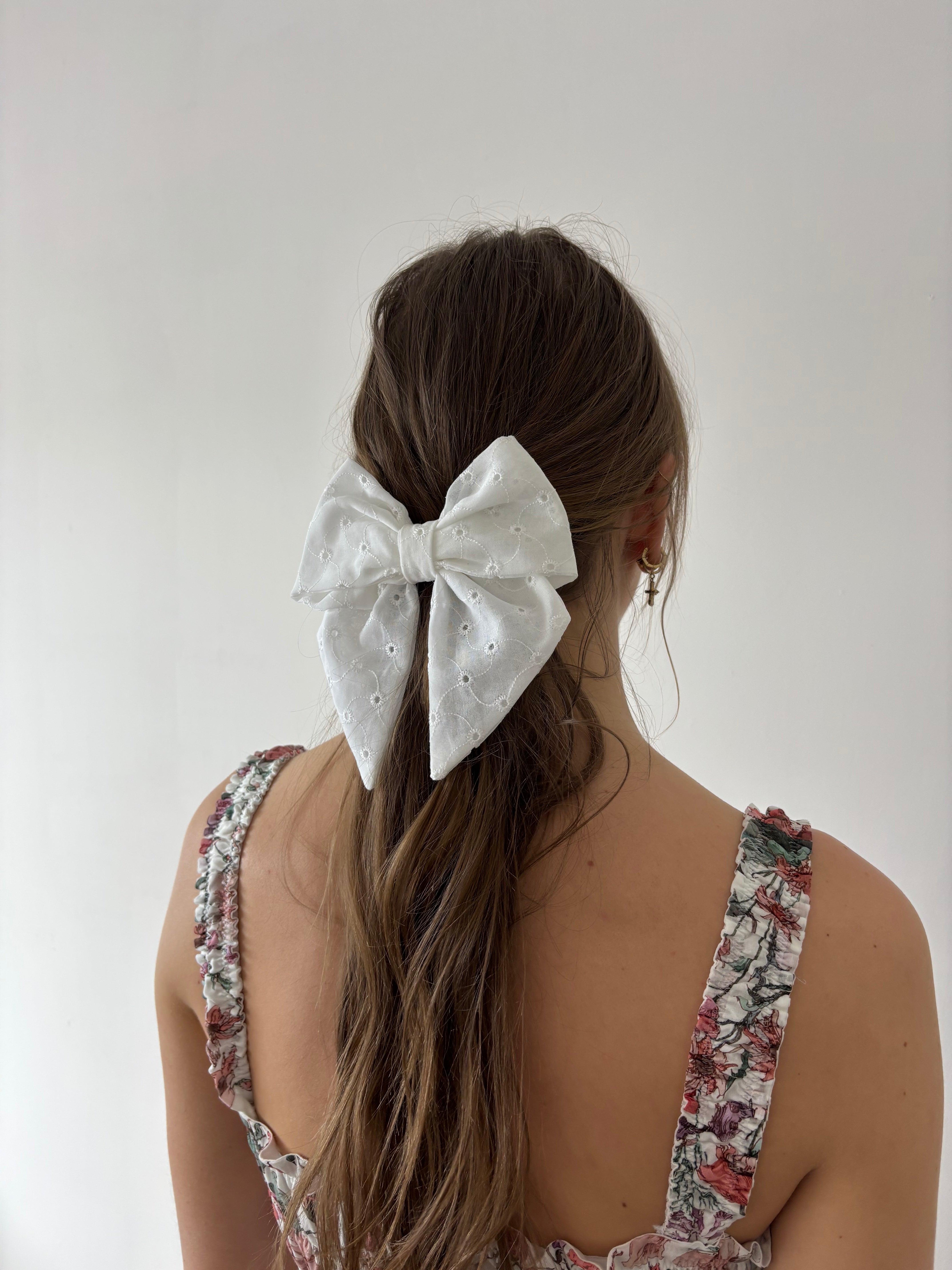 nœud à cheveux en broderie anglaise porté 