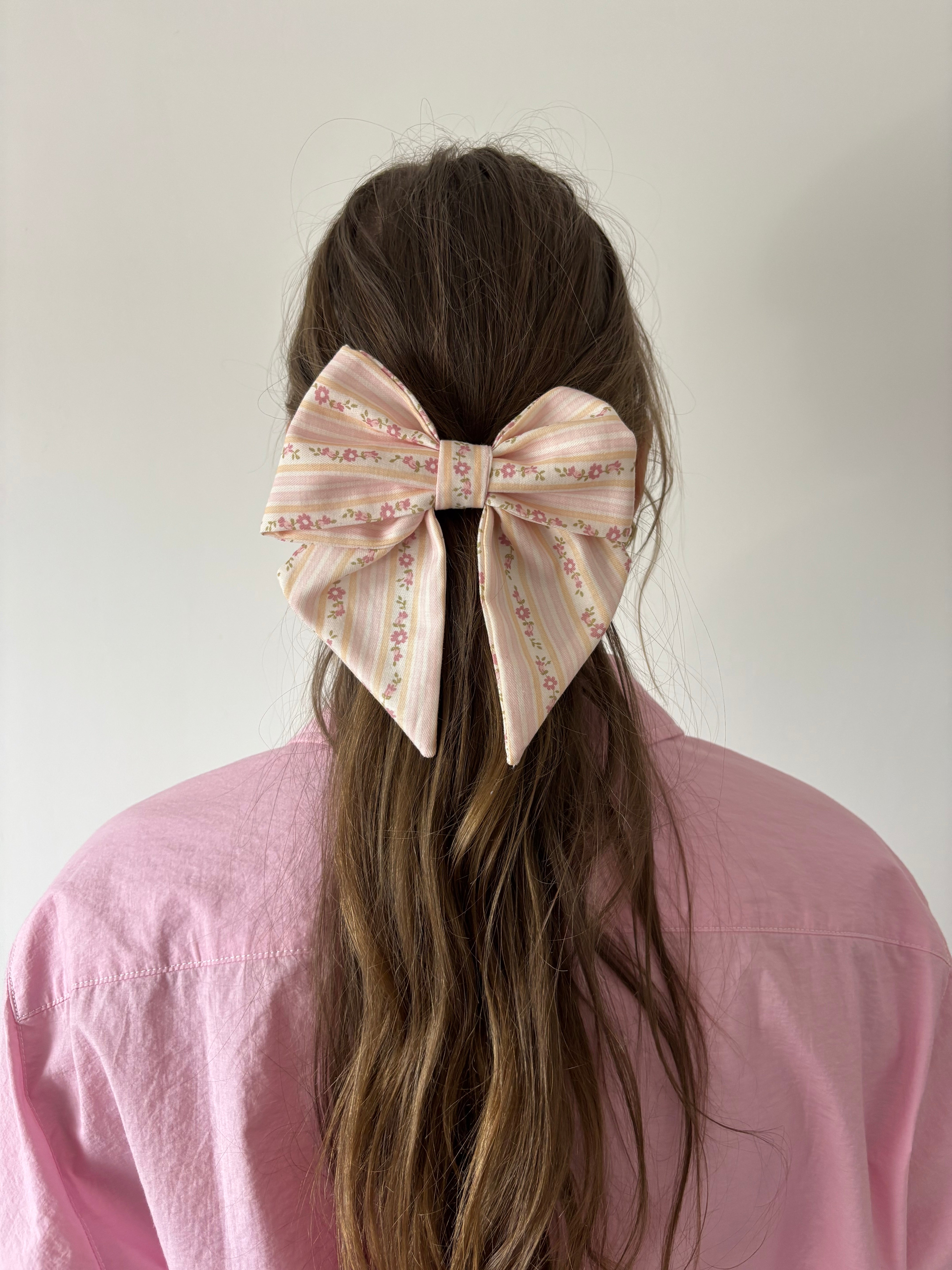 nœud à cheveux en coton rayé à fleurs porté vue de face
