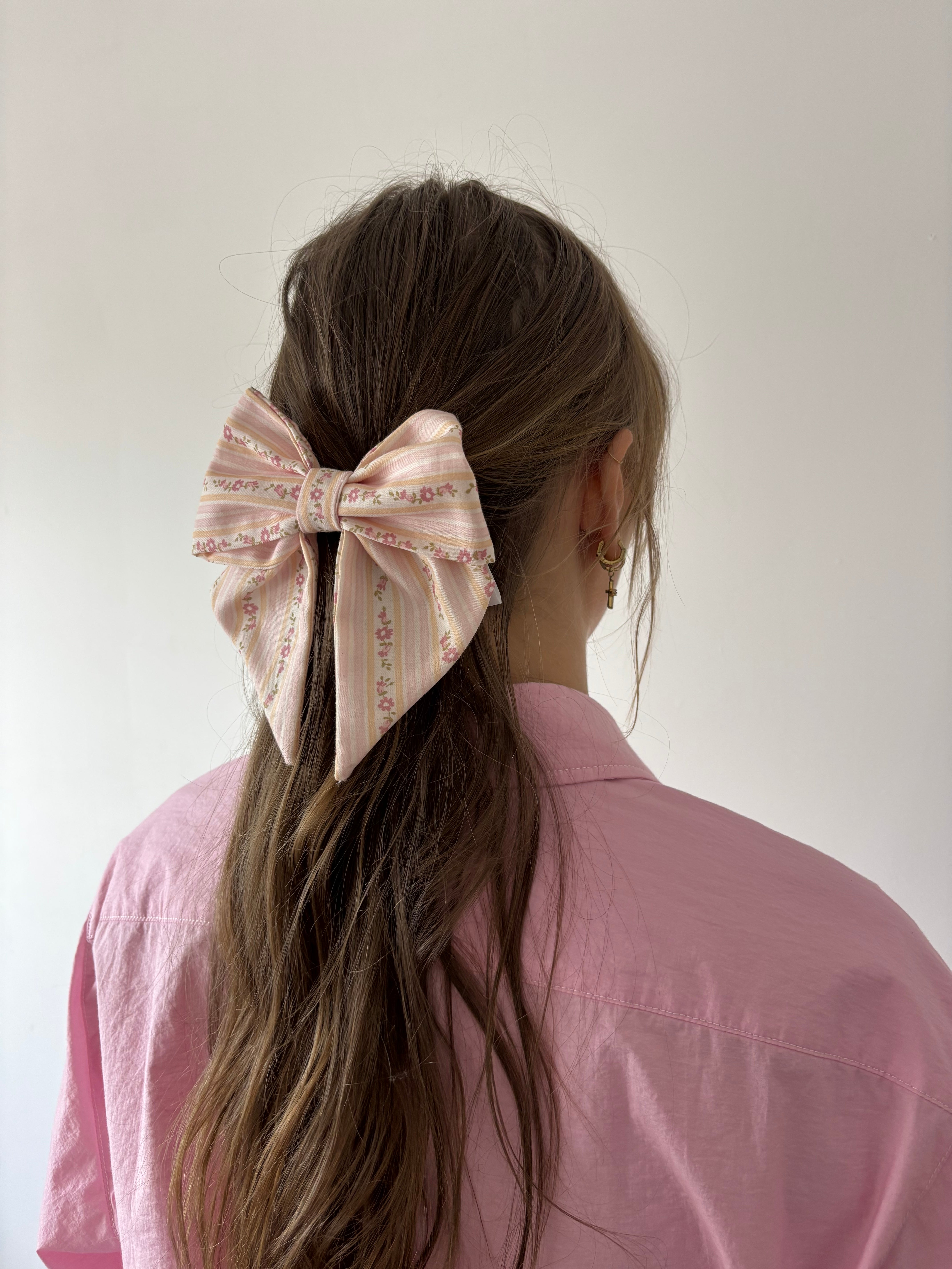 nœud à cheveux en coton rayé à fleurs porté 
