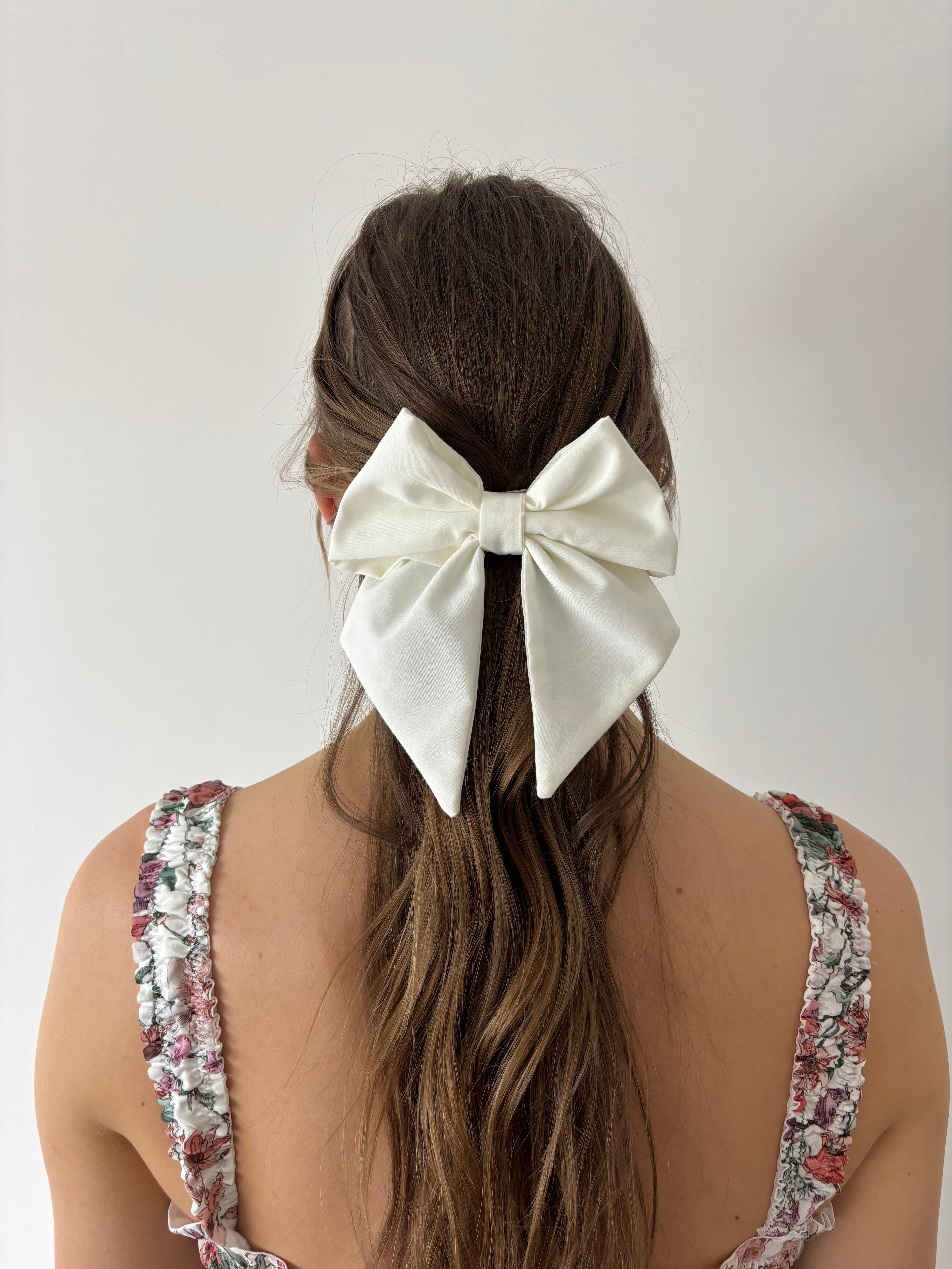 nœud à cheveux en popeline blanc porté vue de face