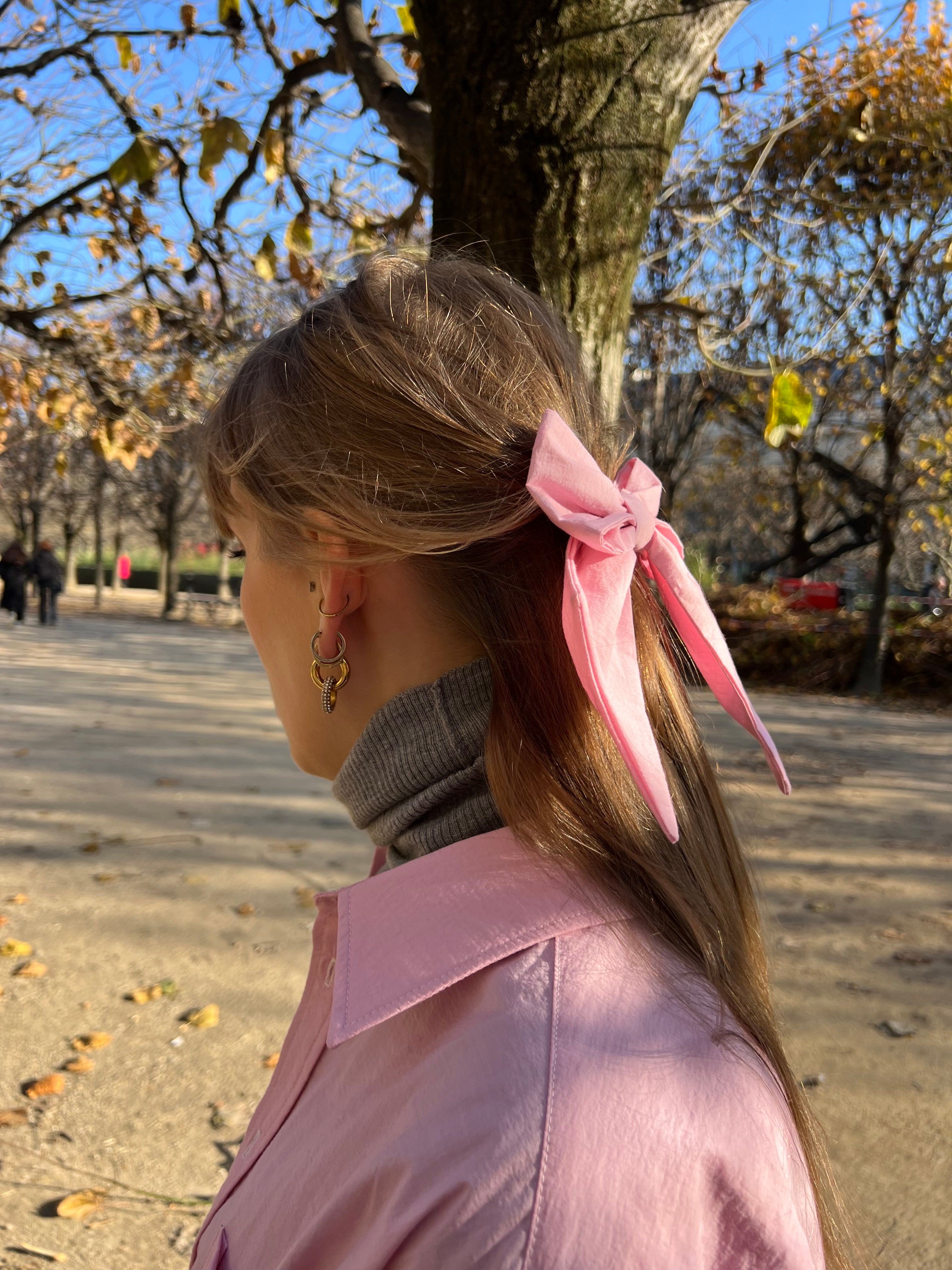 Noeud à cheveux en popeline rose, de profil