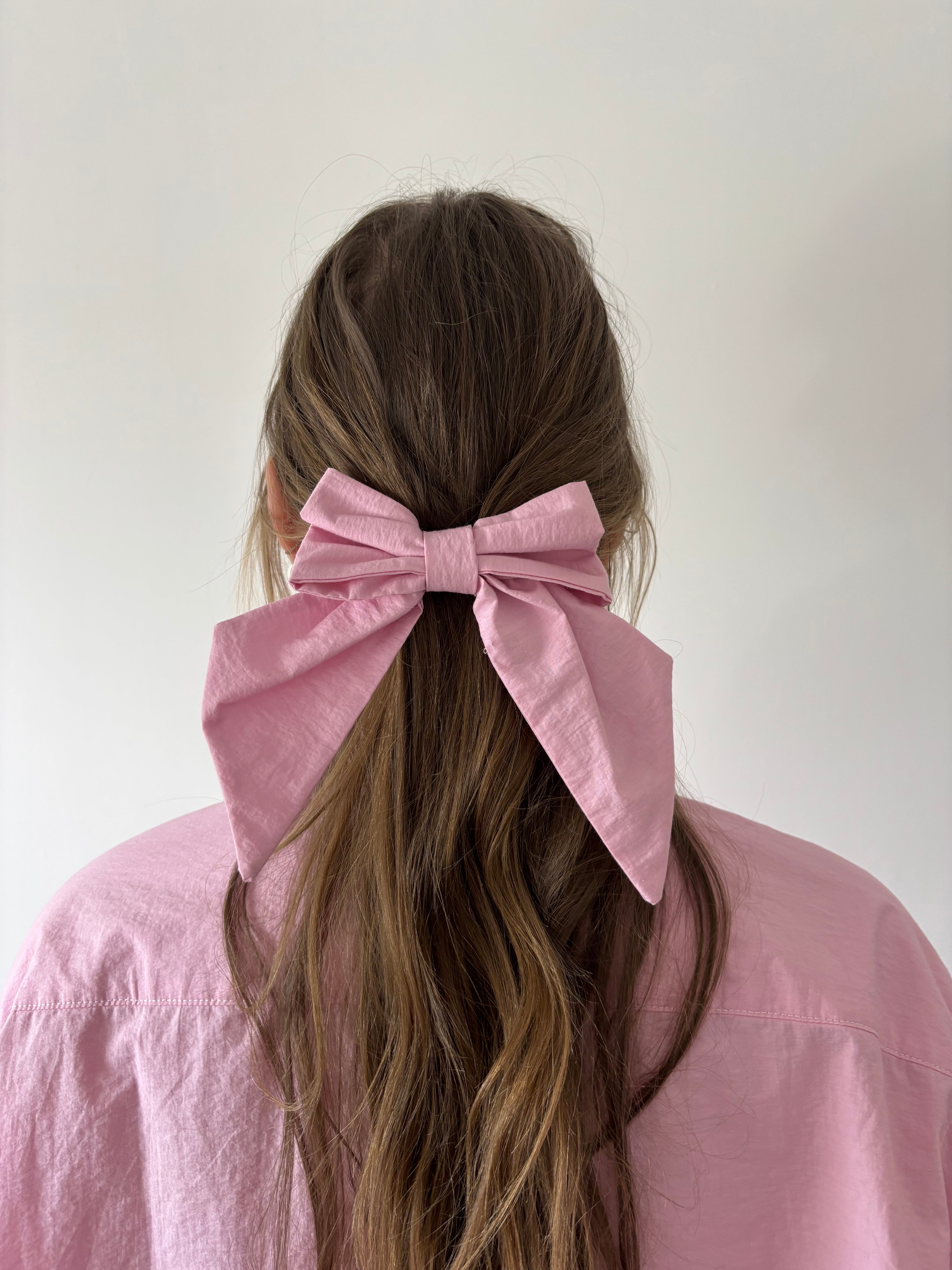 nœud à cheveux en popeline rose porté vue de face