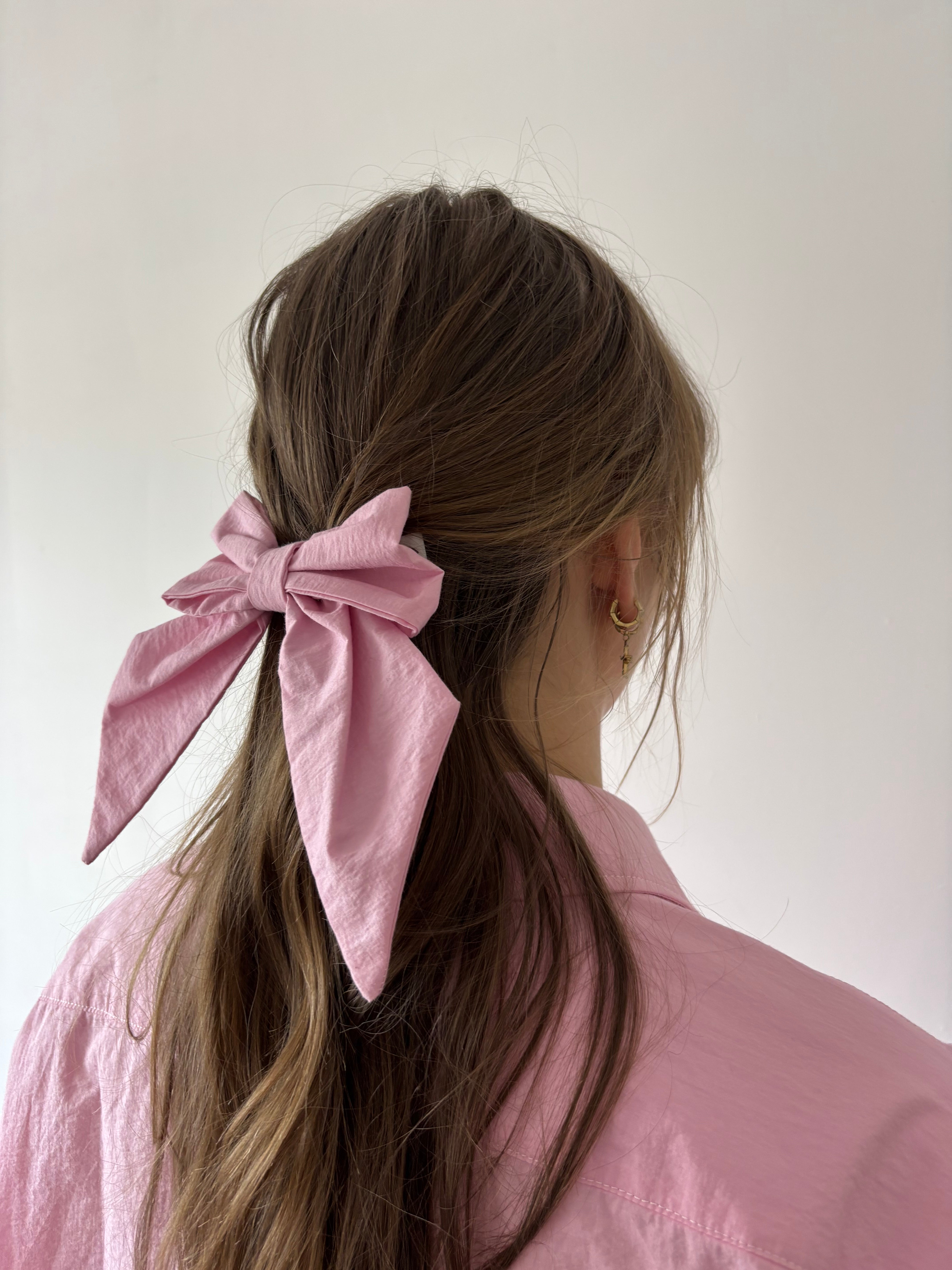 nœud à cheveux en popeline rose porté