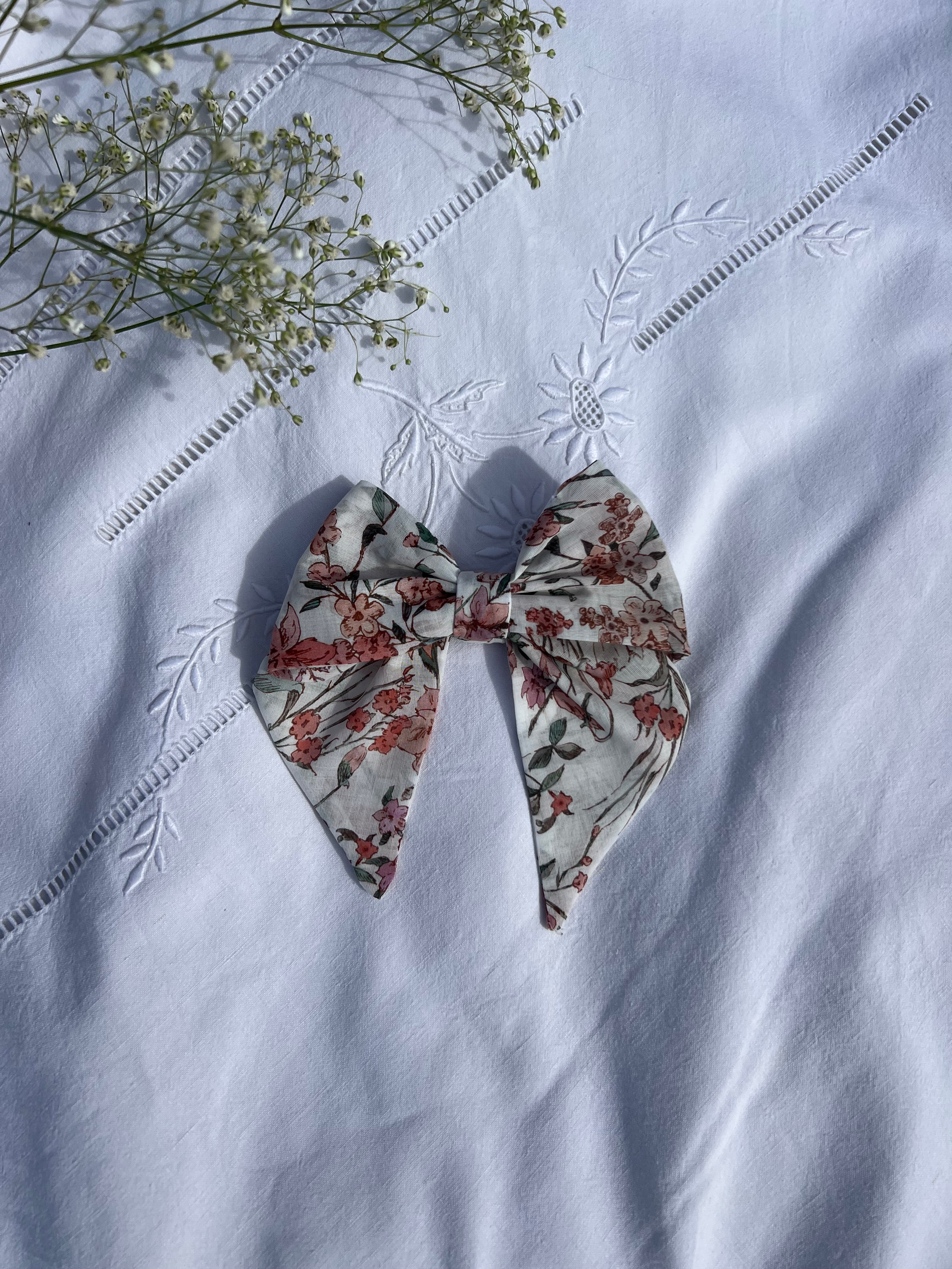 nœud à cheveux spring posé sur un drap