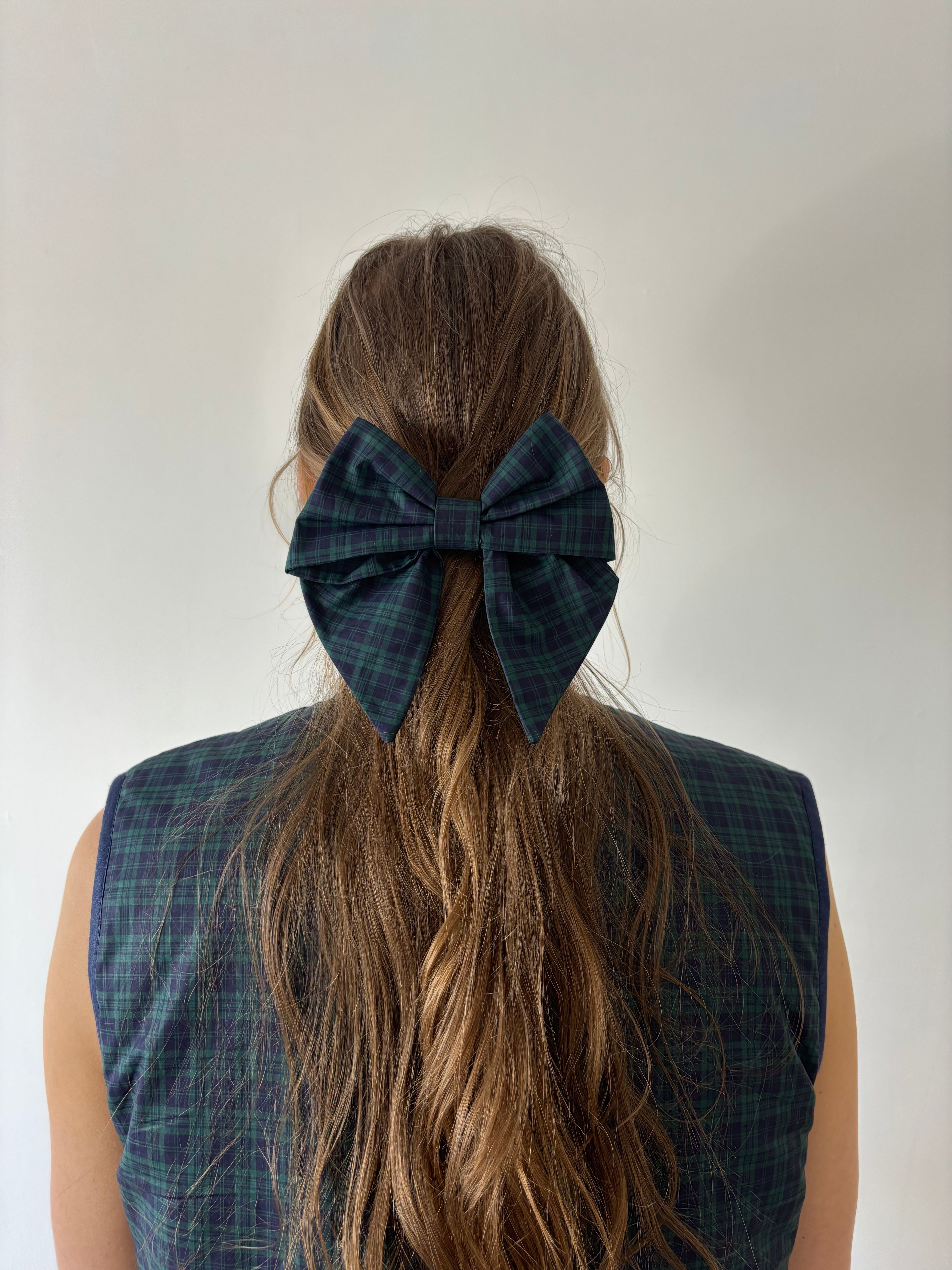 nœud à cheveux en popeline à carreaux vert et bleu porté vue de face