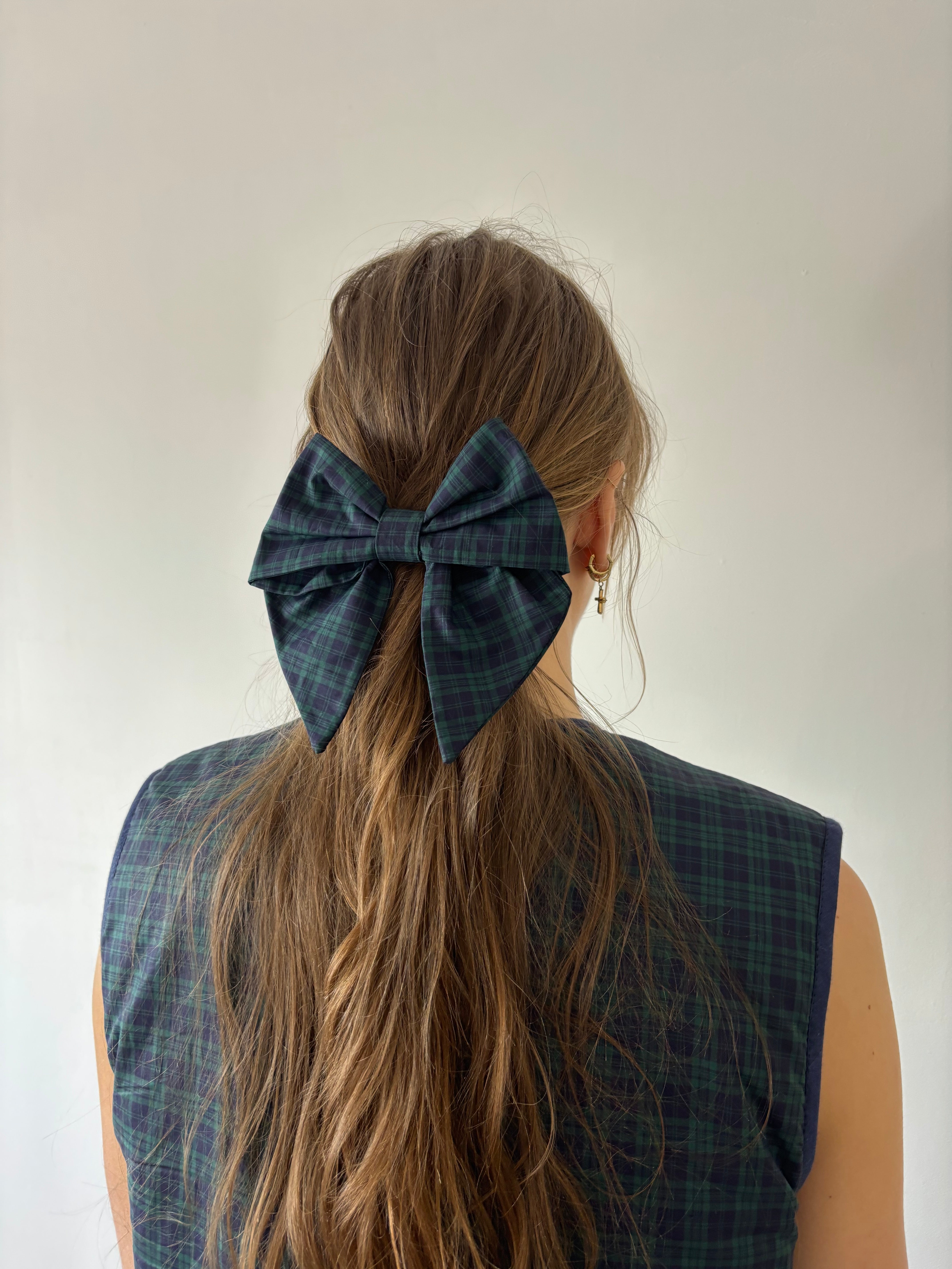 nœud à cheveux en popeline à carreaux vert et bleu porté 