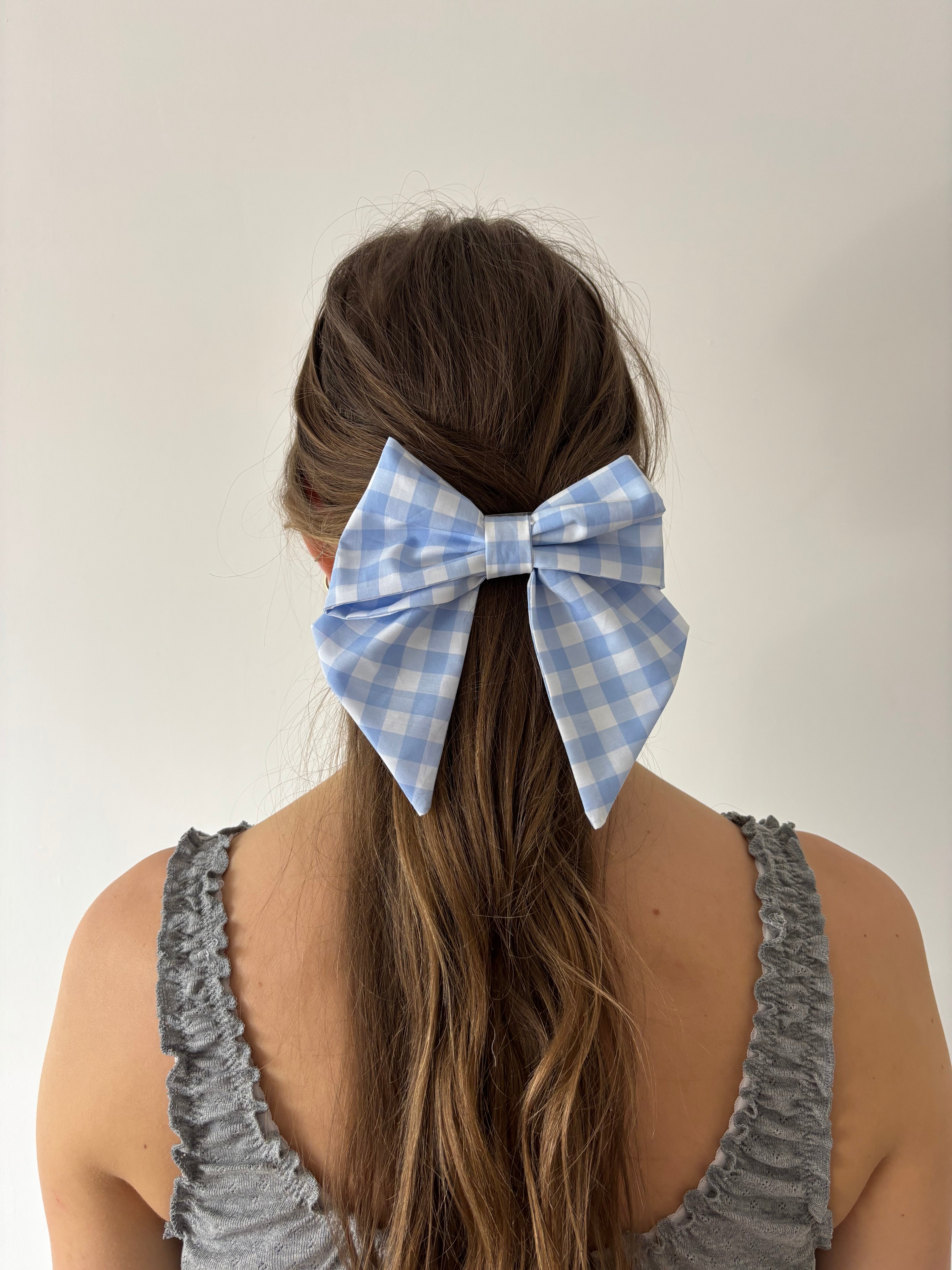nœud à cheveux en popeline vichy bleu porté vue de face