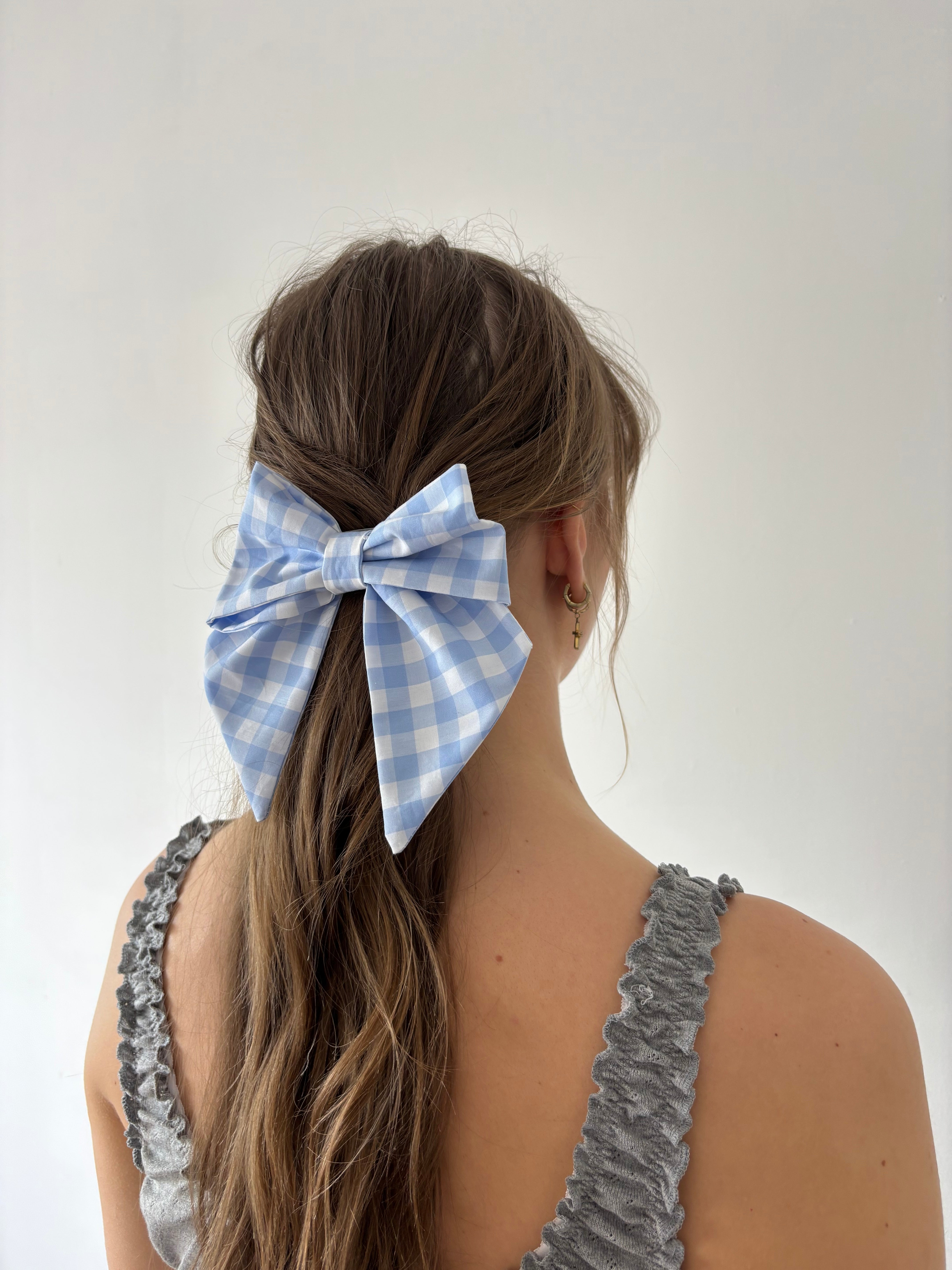 nœud à cheveux en popeline vichy bleu porté 