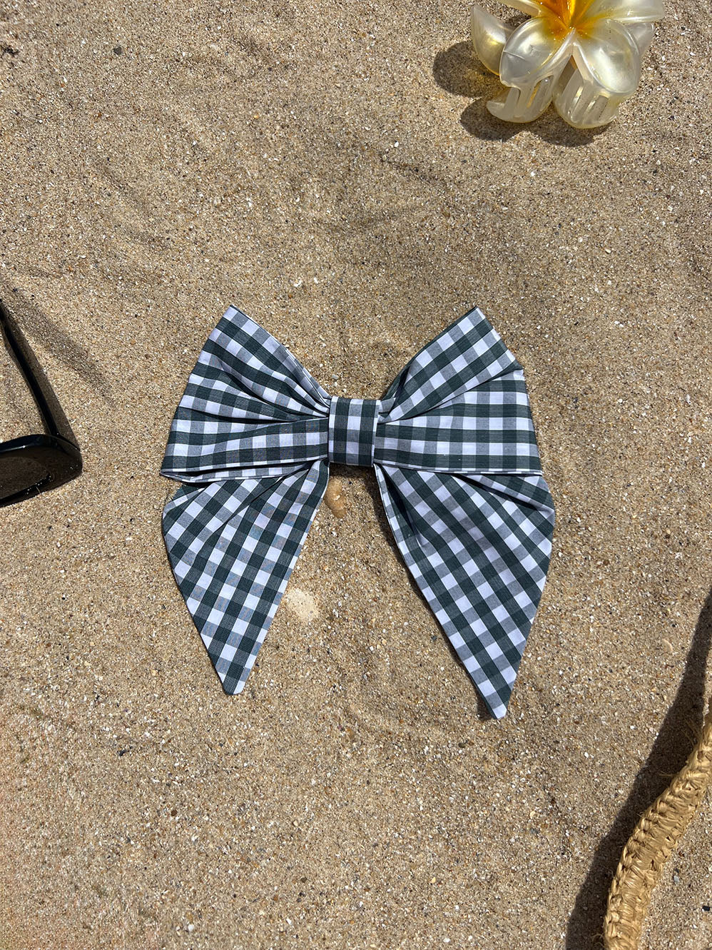 nœud en popeline vichy vert et blanc posé sur le sable
