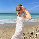 pantalon Léo en dentelle porté à la plage avec top Douceur assortis, vue de côté