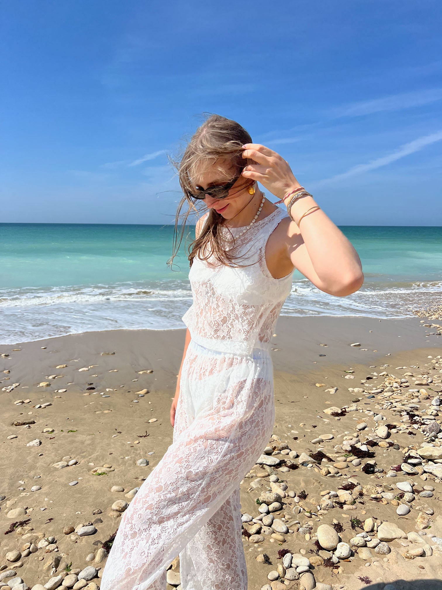 pantalon Léo en dentelle porté à la plage avec top Douceur assortis, vue de côté