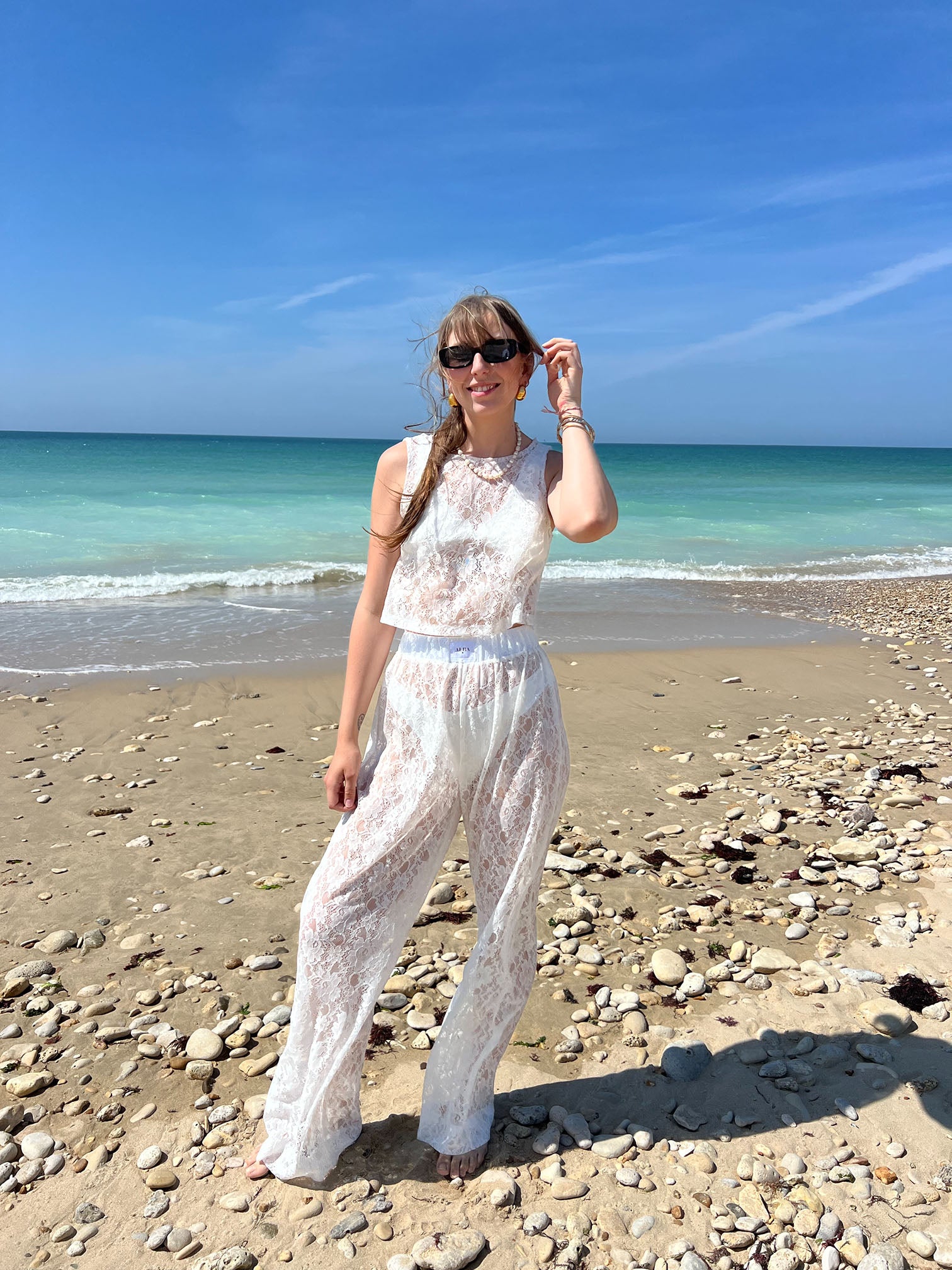 pantalon Léo en dentelle blanc porté avec top Douceur assortis, vue de face