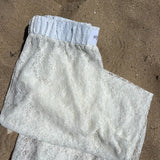 pantalon Léo en dentelle posé sur le sable, zoom détails