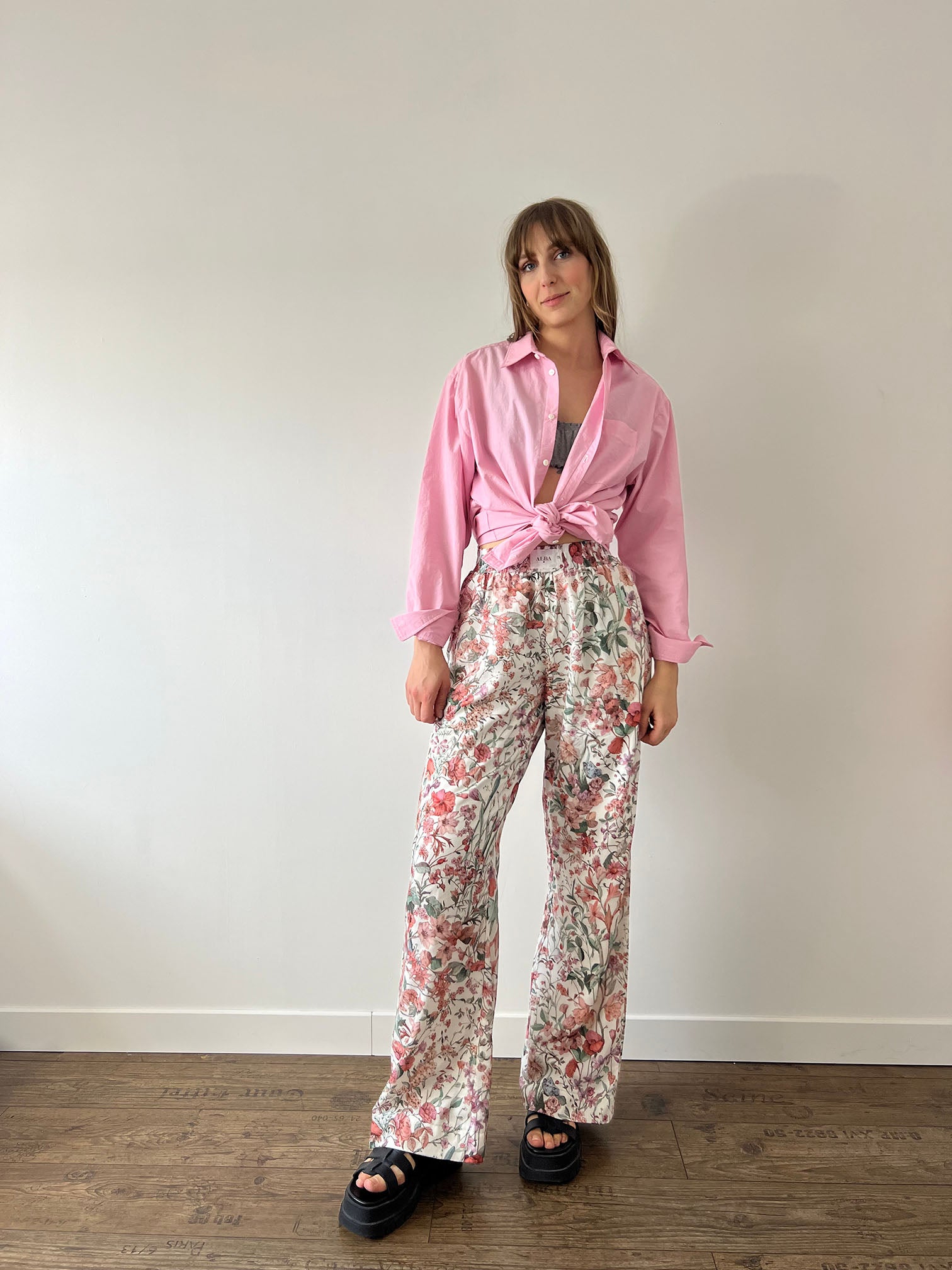 pantalon leo à fleurs spring porté avec chemise gaby en popeline rose et brassière rosalie en jersey pointelle gris vue de face