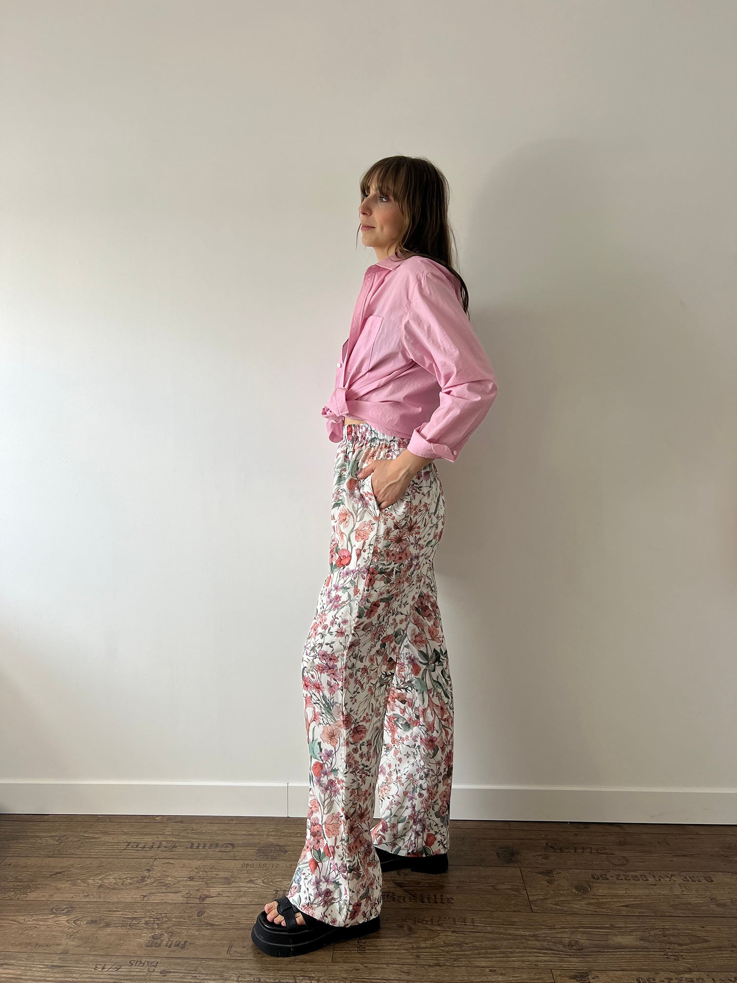 pantalon leo à fleurs spring porté avec chemise gaby en popeline rose vue de côté