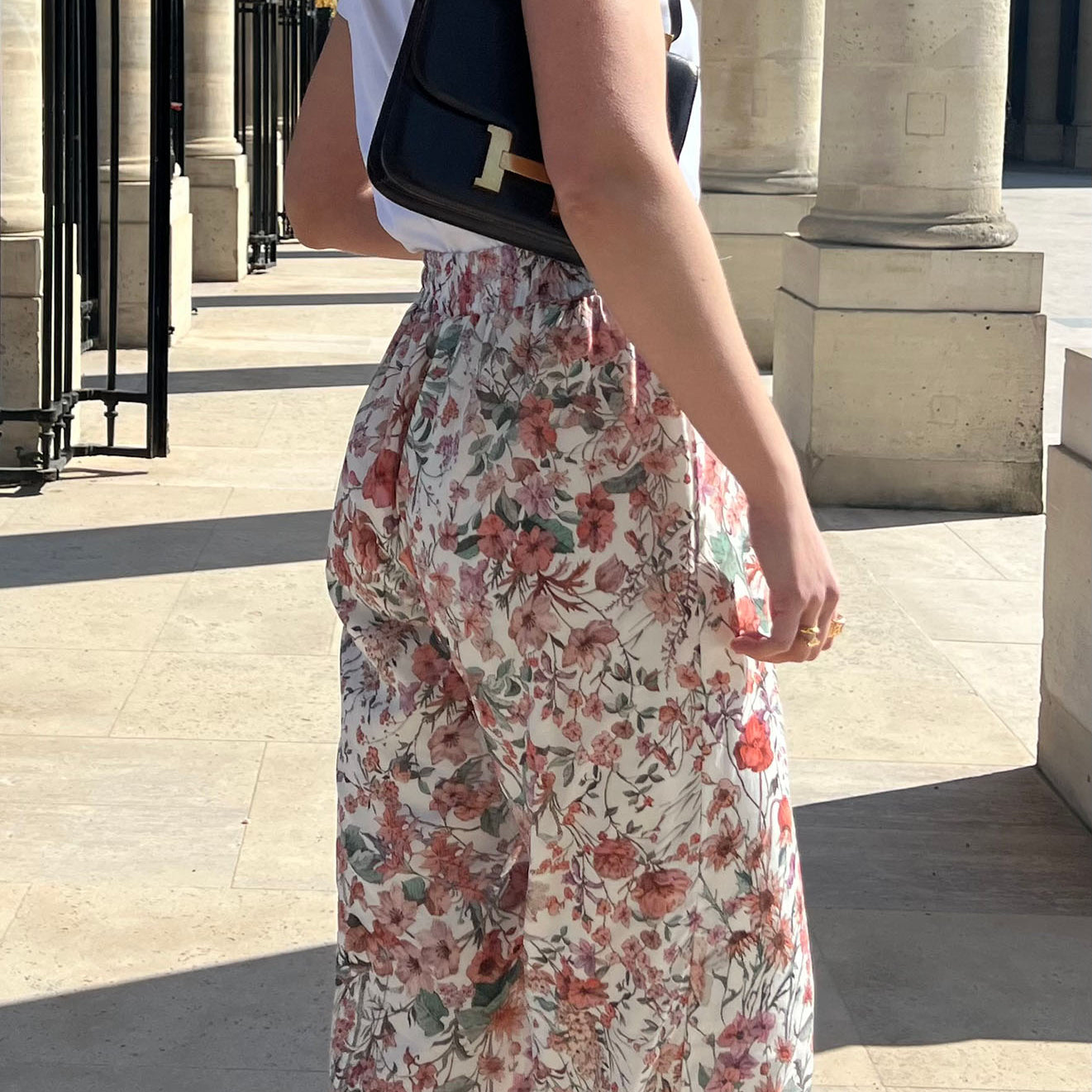 pantalon leo à fleurs spring porté en extérieur vue de côté