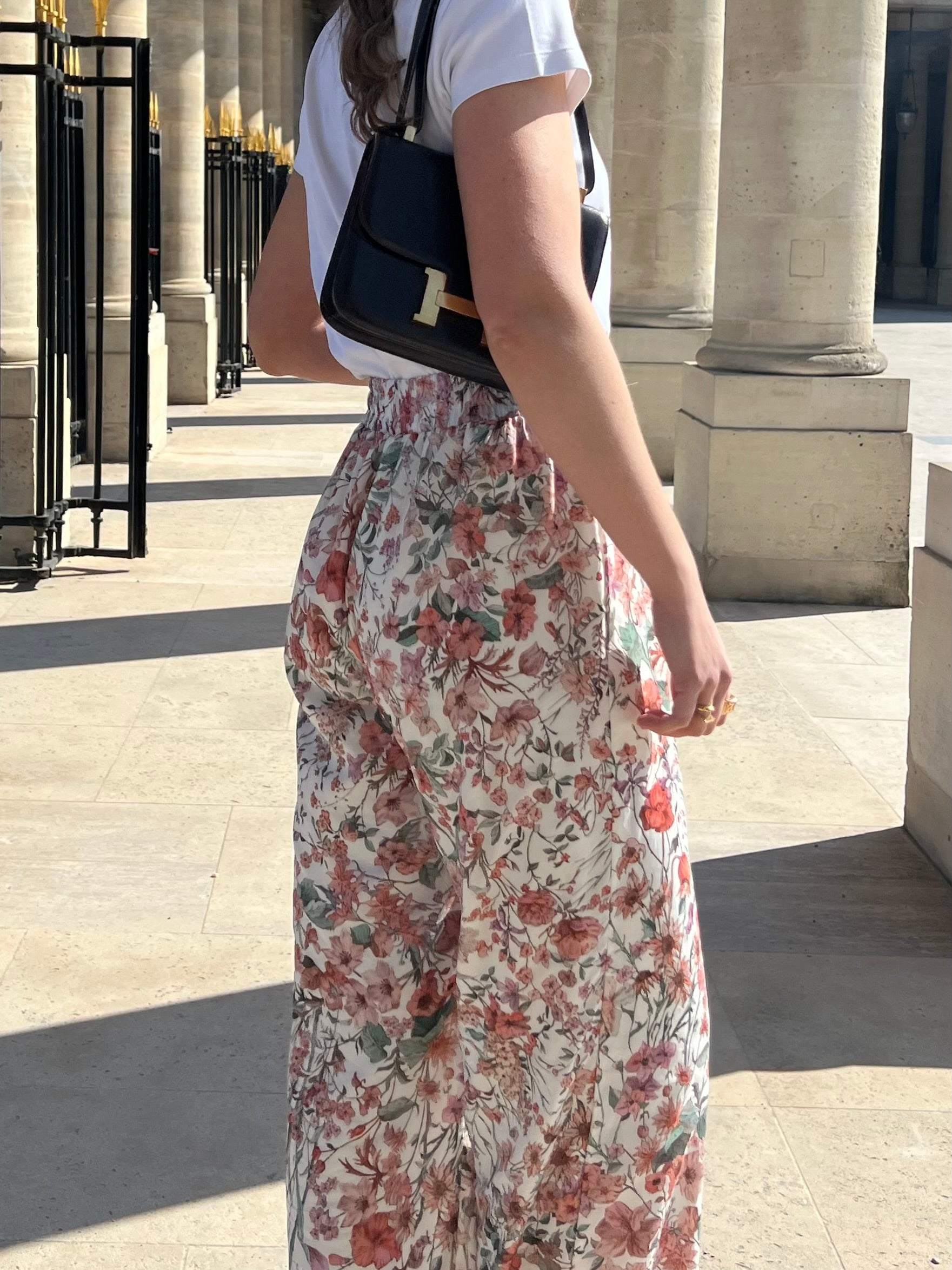 pantalon leo à fleurs spring porté en extérieur vue de côté