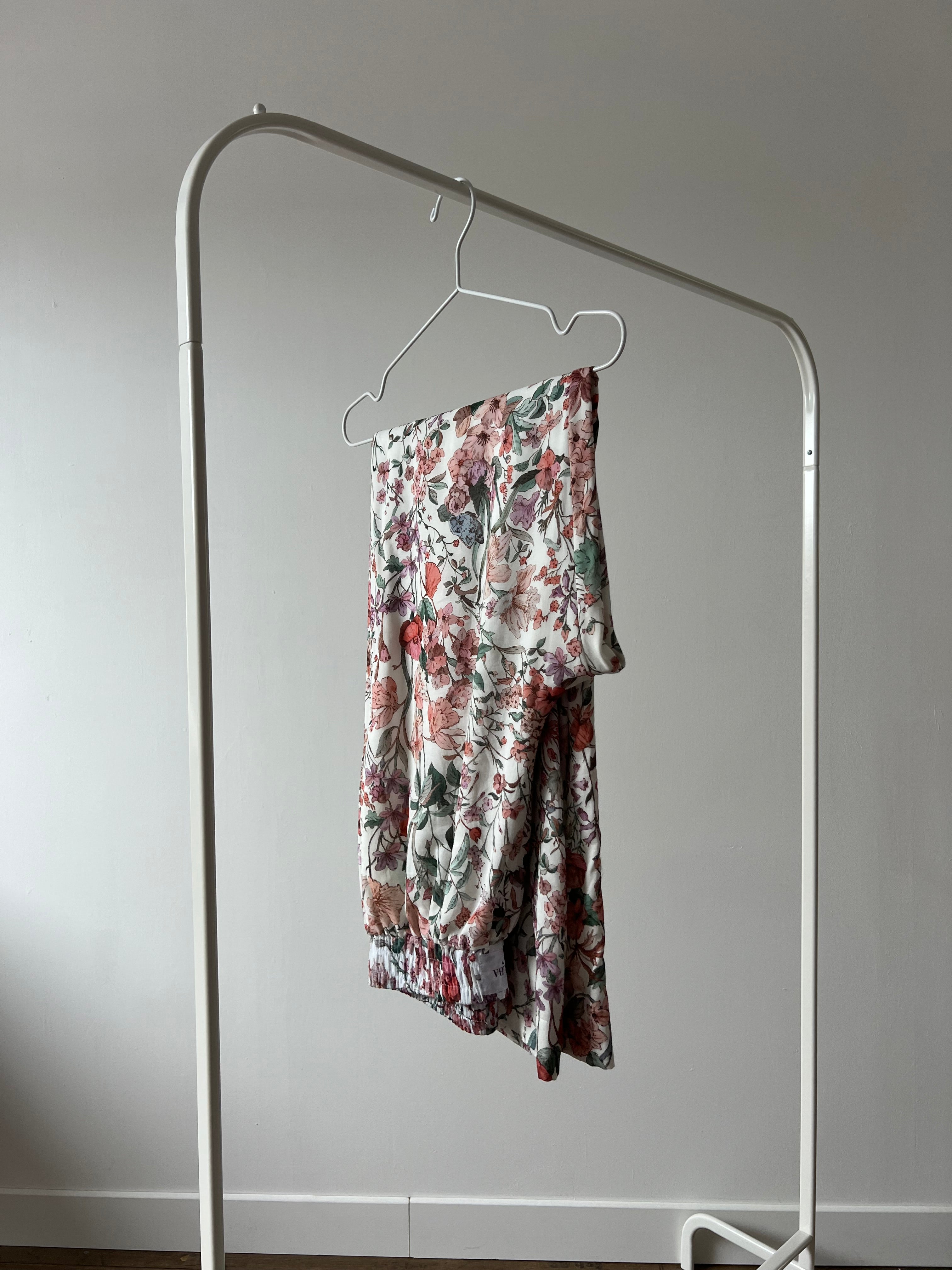 pantalon leo à fleurs spring posé sur portant