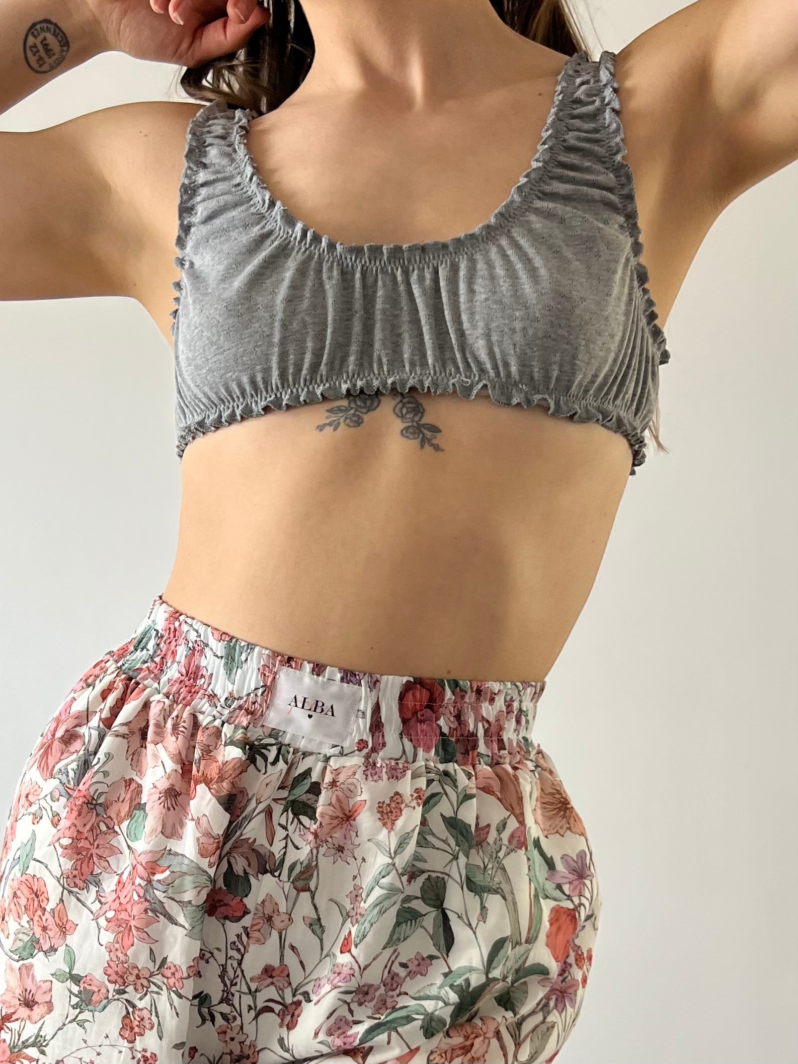 pantalon leo à fleurs spring porté avec brassière rosalie en jersey pointelle gris zoom vue de face