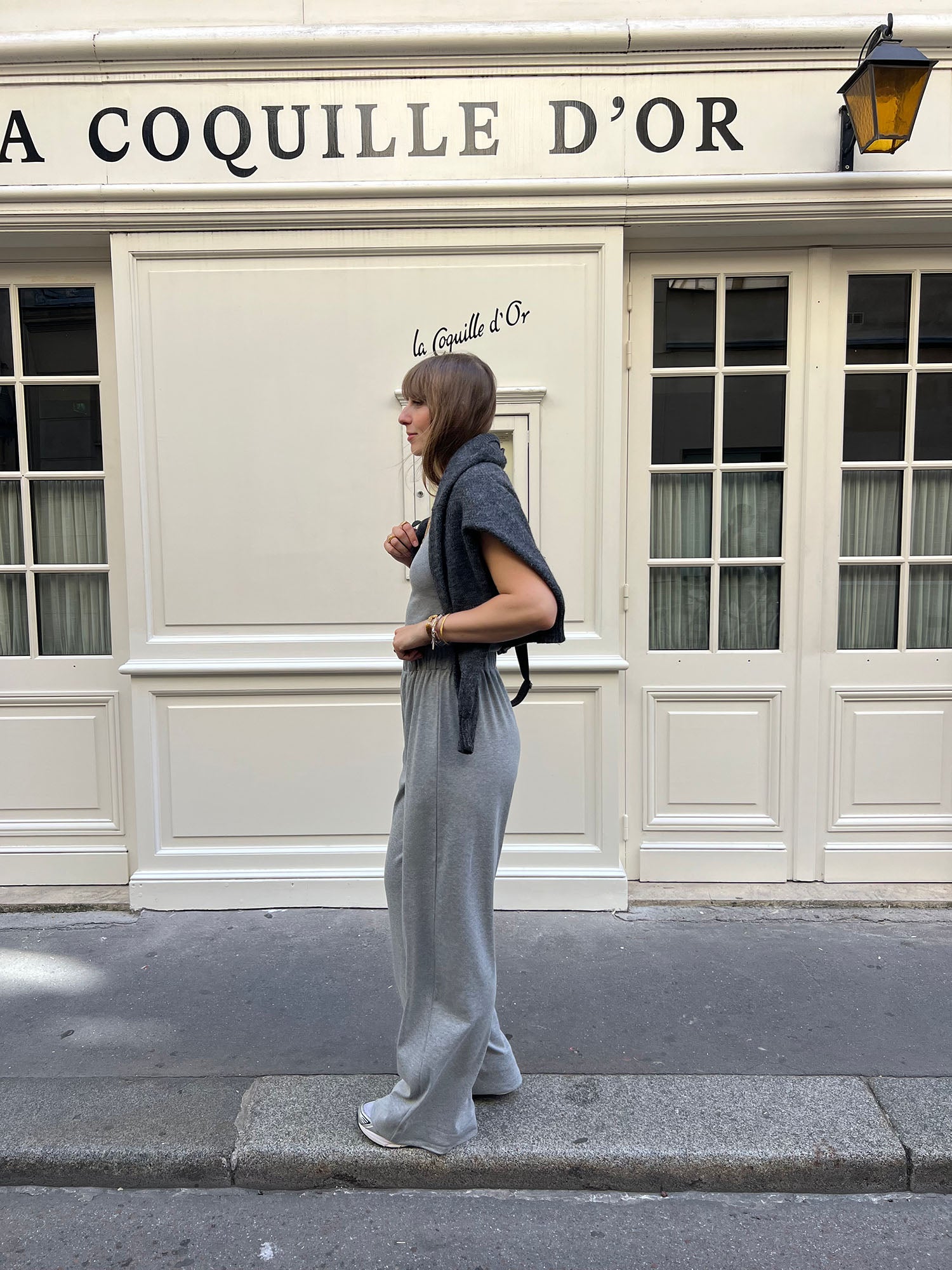 Mode lifestyle parisienne – pantalon Léo jersey pointelle gris et débardeur Noé jersey gris ALBA
