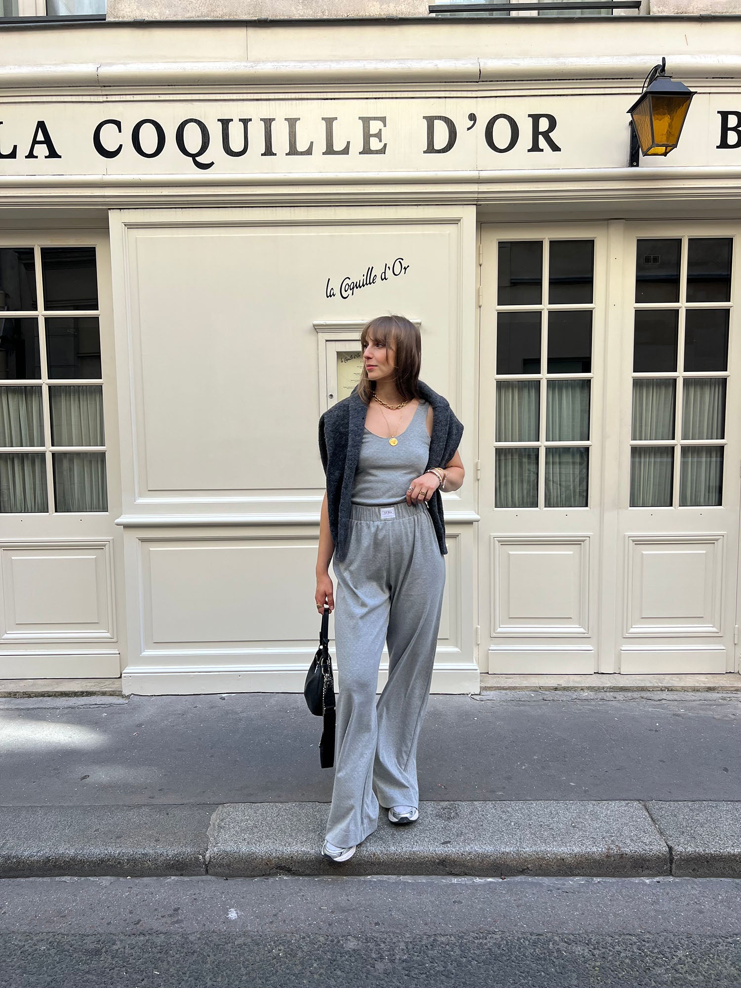 Mode parisienne chic – pantalon Léo gris en jersey pointelle avec débardeur Noé assorti
