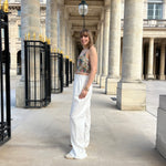 pantalon leo en lin blanc porté en extérieur avec corset vue de côté