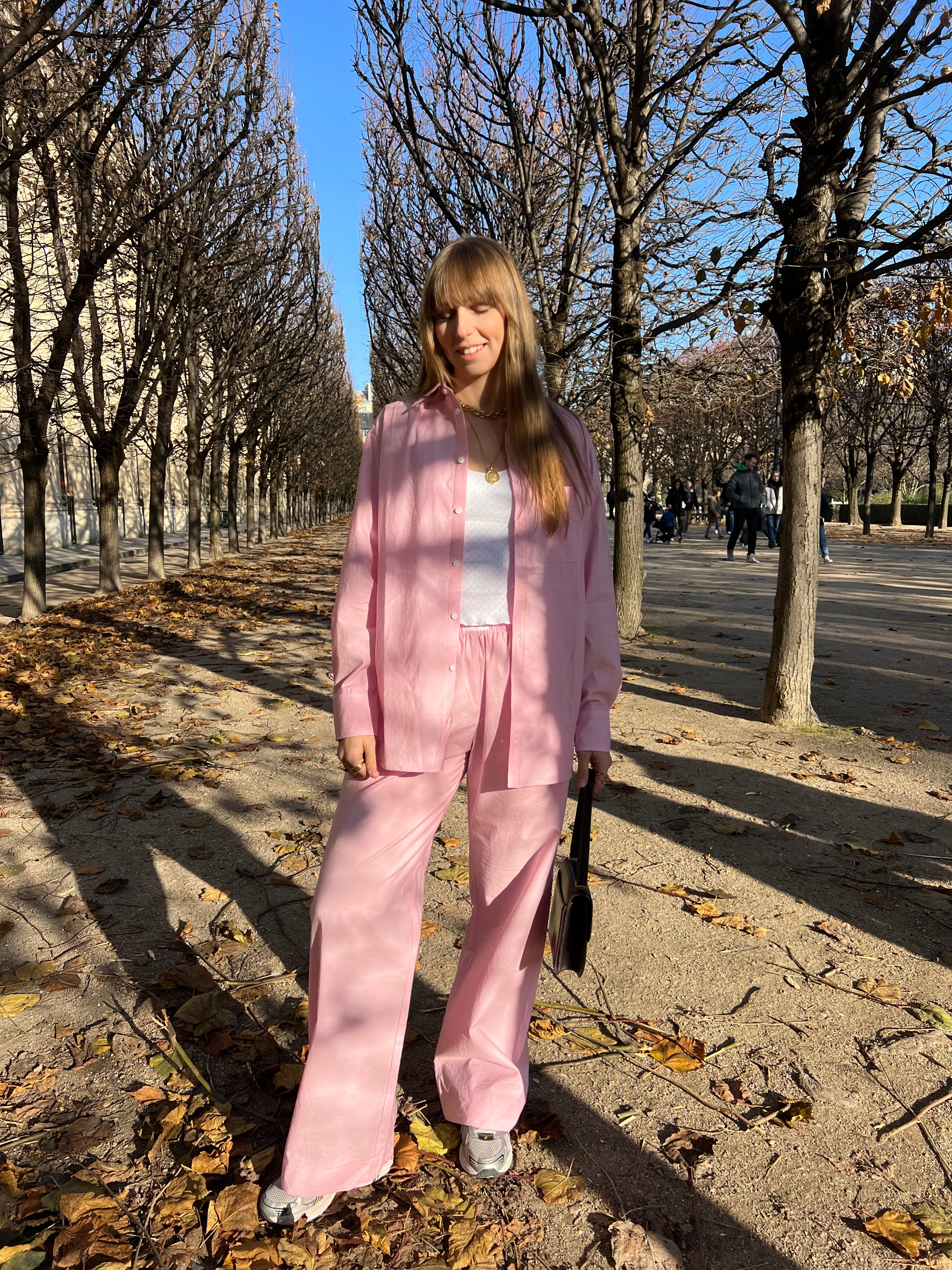 Ensemble chemise et pantalon, en popeline rose, vue de face.