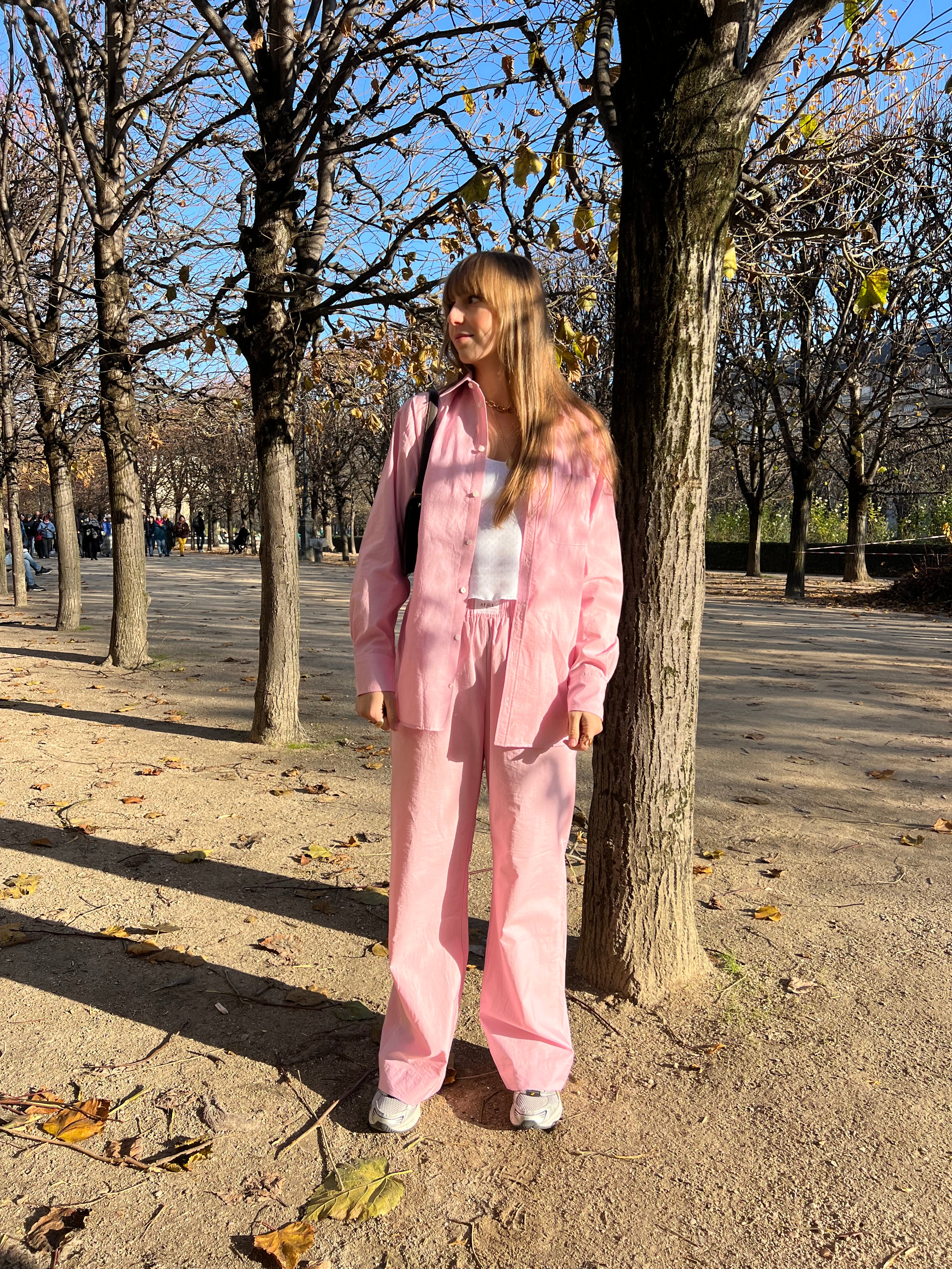 Ensemble Alba, pantalon, et chemise en popeline rose. Et débardeur en jersey pointelle.