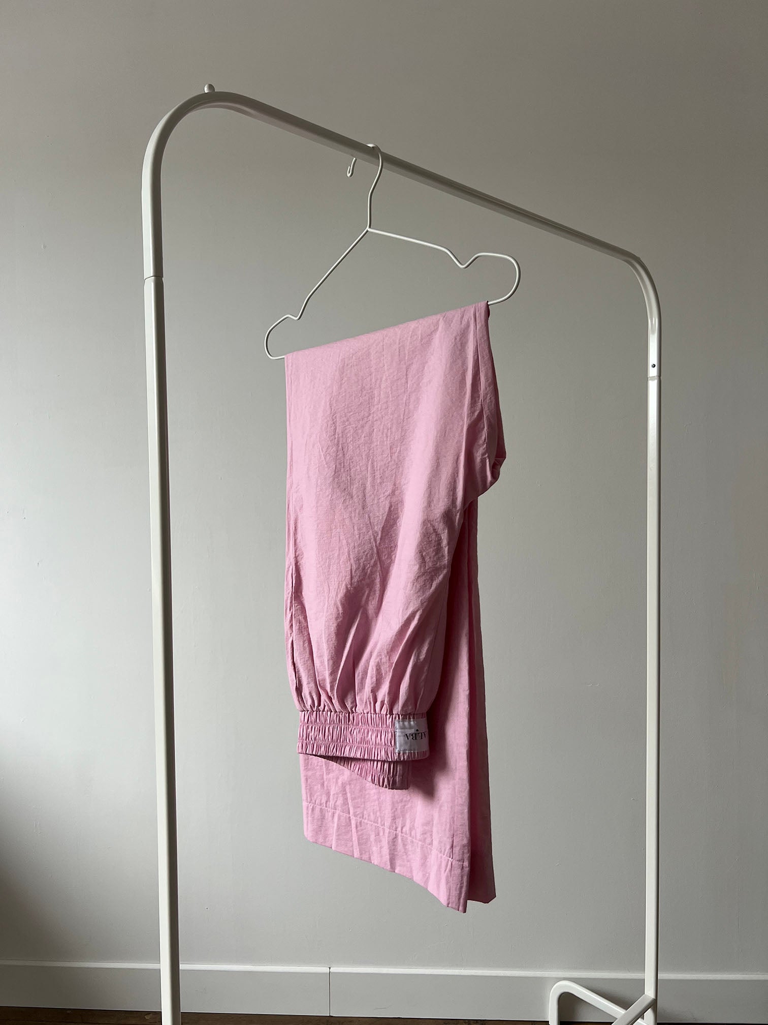 pantalon leo en popeline rose posé sur portant