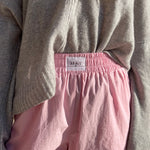 Pantalon rose en popeline, large et confortable, zoom ceinture.