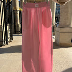 Pantalon rose en popeline, large et confortable, sur cintre.