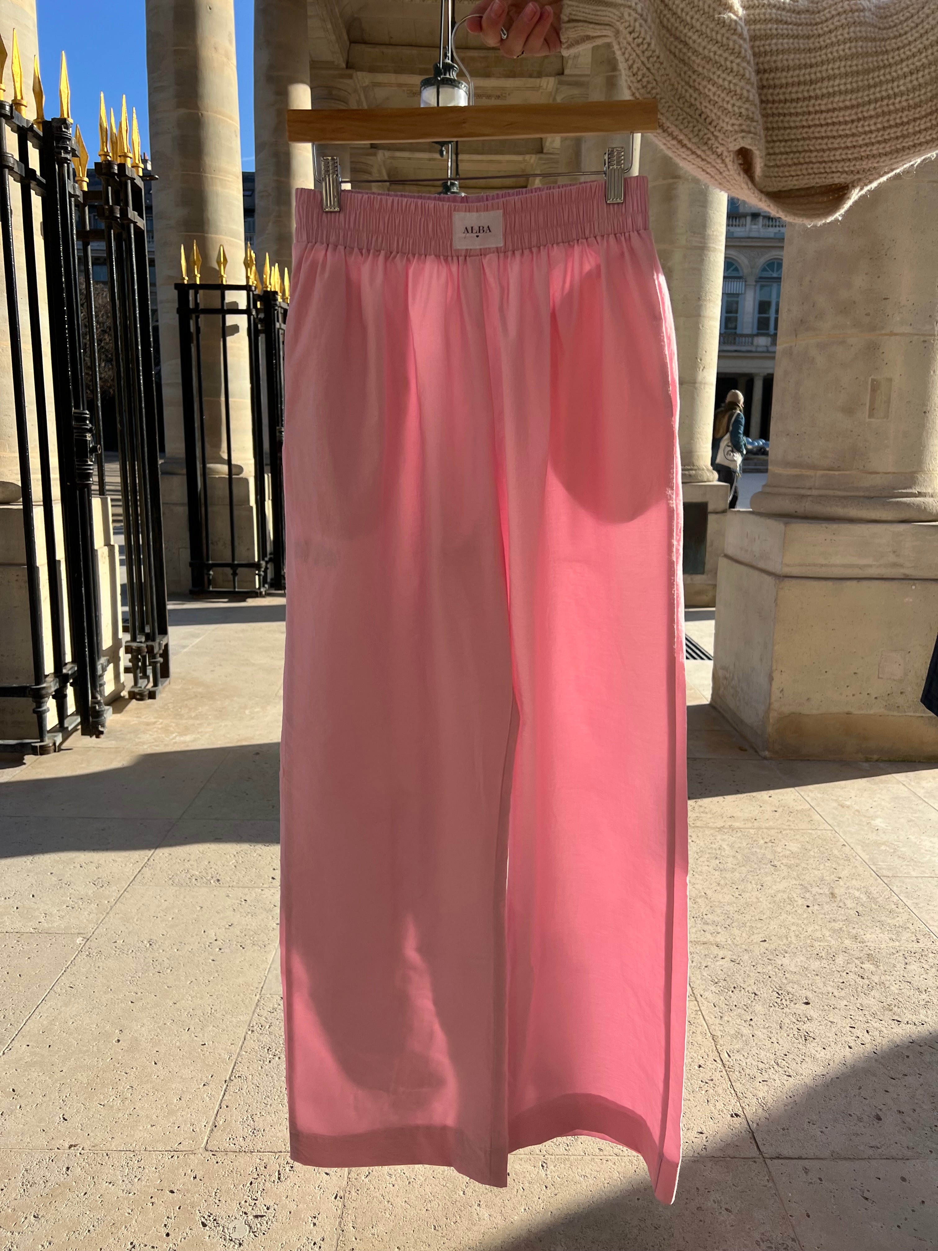 Pantalon rose en popeline, large et confortable, sur cintre.