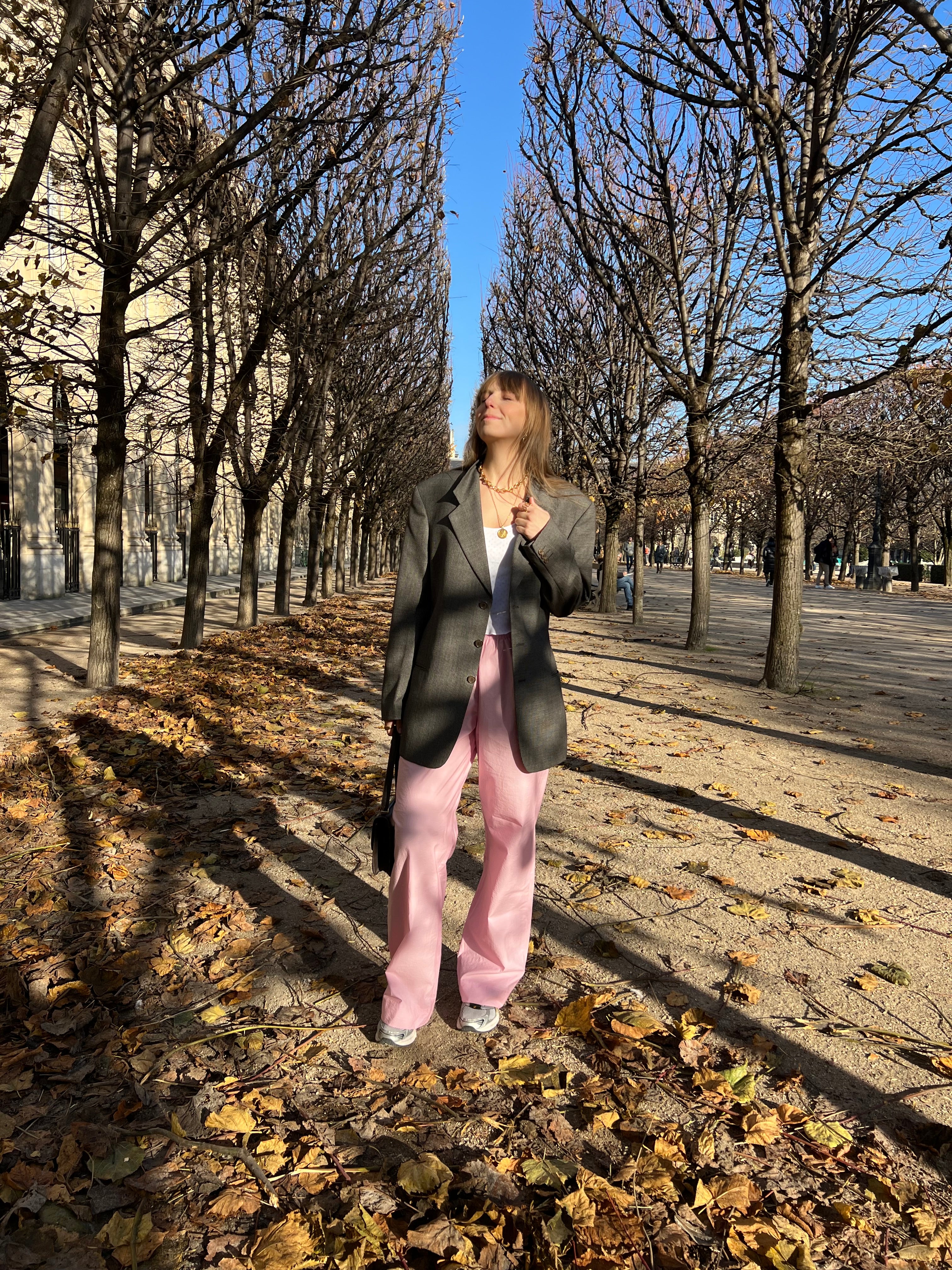 Look pantalon rose, et débardeur blanc en jersey pointelle.