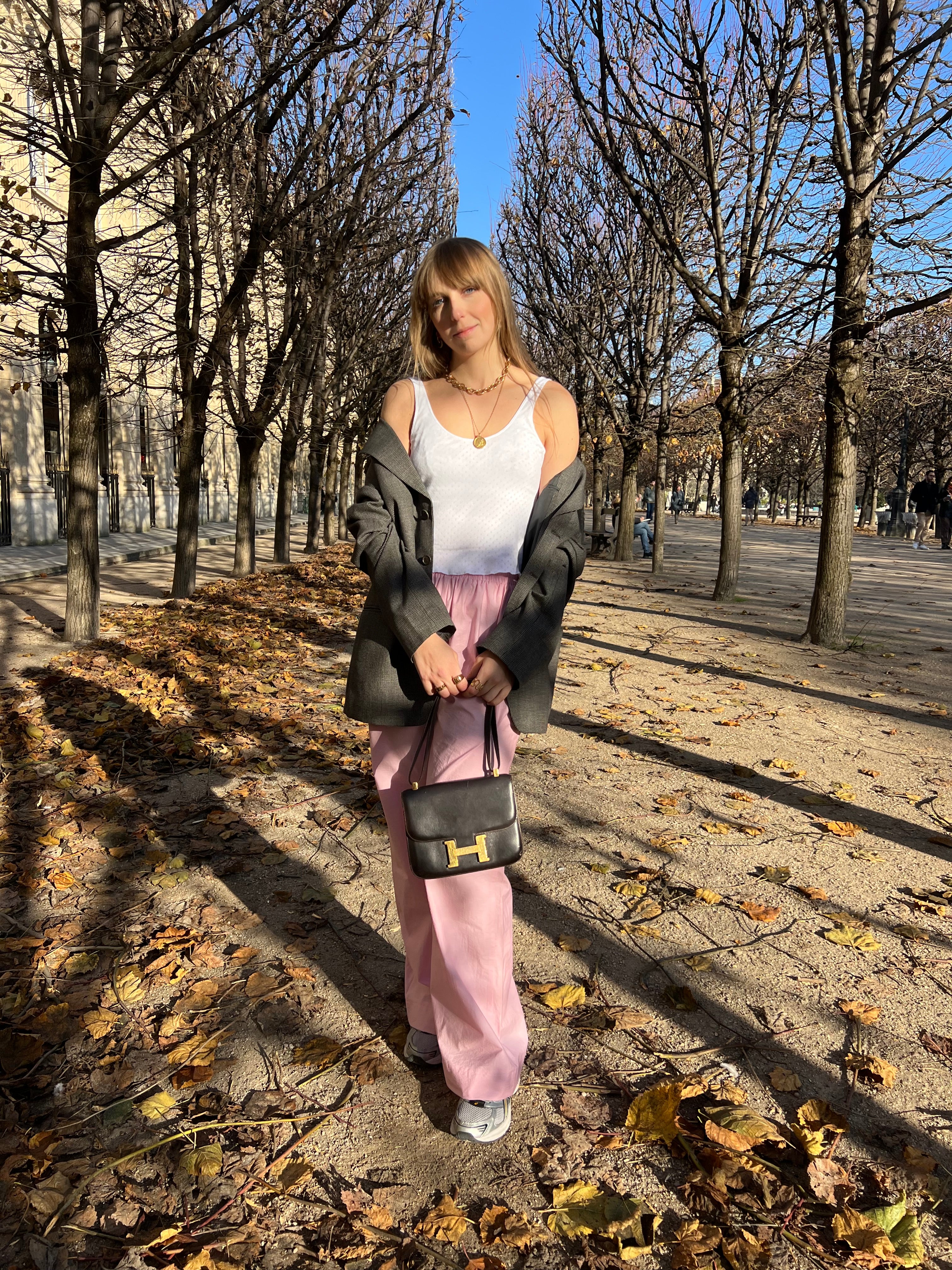 Look pantalon rose, et débardeur blanc en jersey pointelle, confortable.