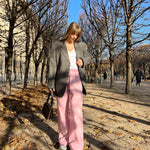 Look pantalon rose, et débardeur blanc en jersey pointelle et veste grise de costume.