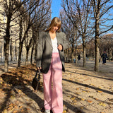 Look pantalon rose, et débardeur blanc en jersey pointelle et veste grise de costume.