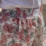 pantalon leo à fleurs spring porté en extéreur zoom, avec chouchou assortis