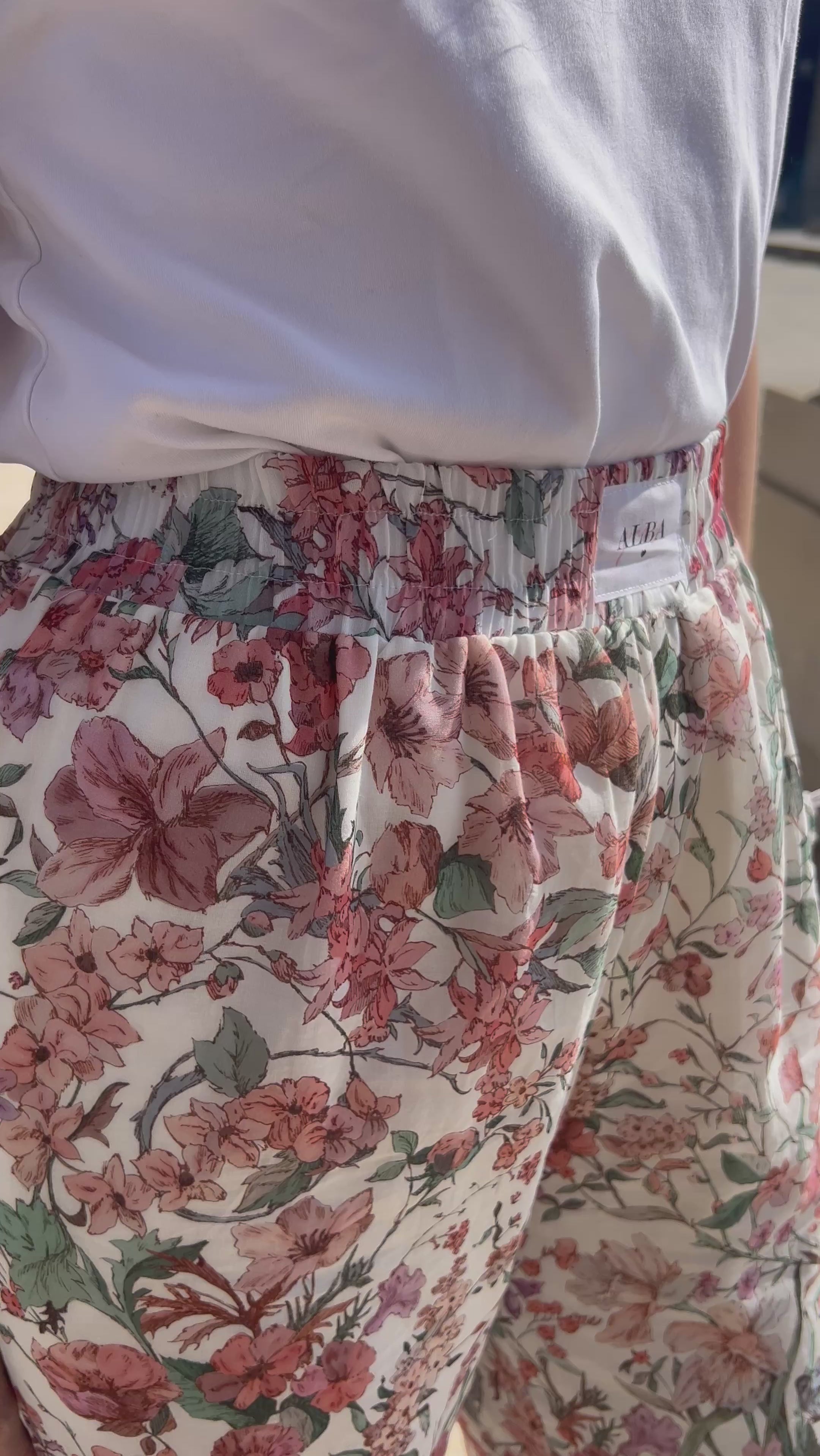 pantalon leo à fleurs spring porté en extéreur zoom, avec chouchou assortis