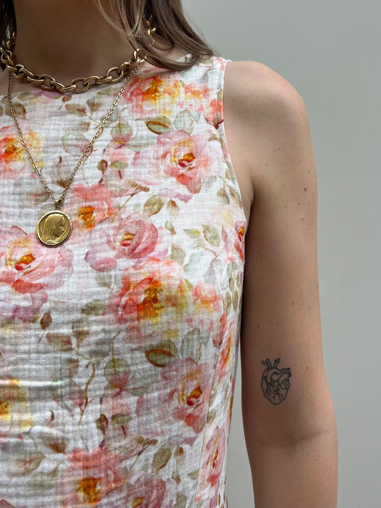 Tenue chic ALBA – robe Délicate fleurs orange près du corps et sans manches