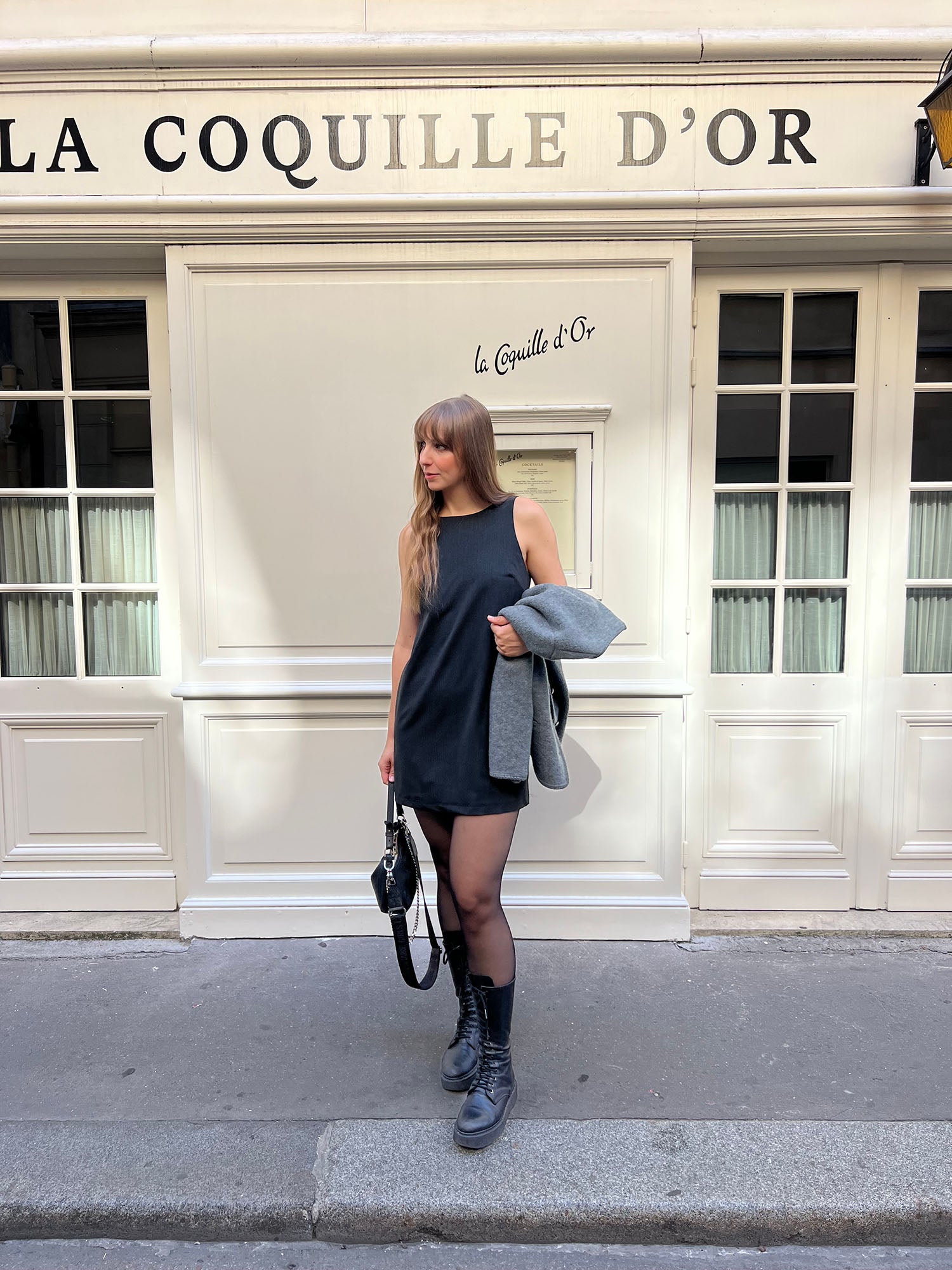 Élégance sobre – robe Douce tailleur gris ALBA associée à des bottes hautes