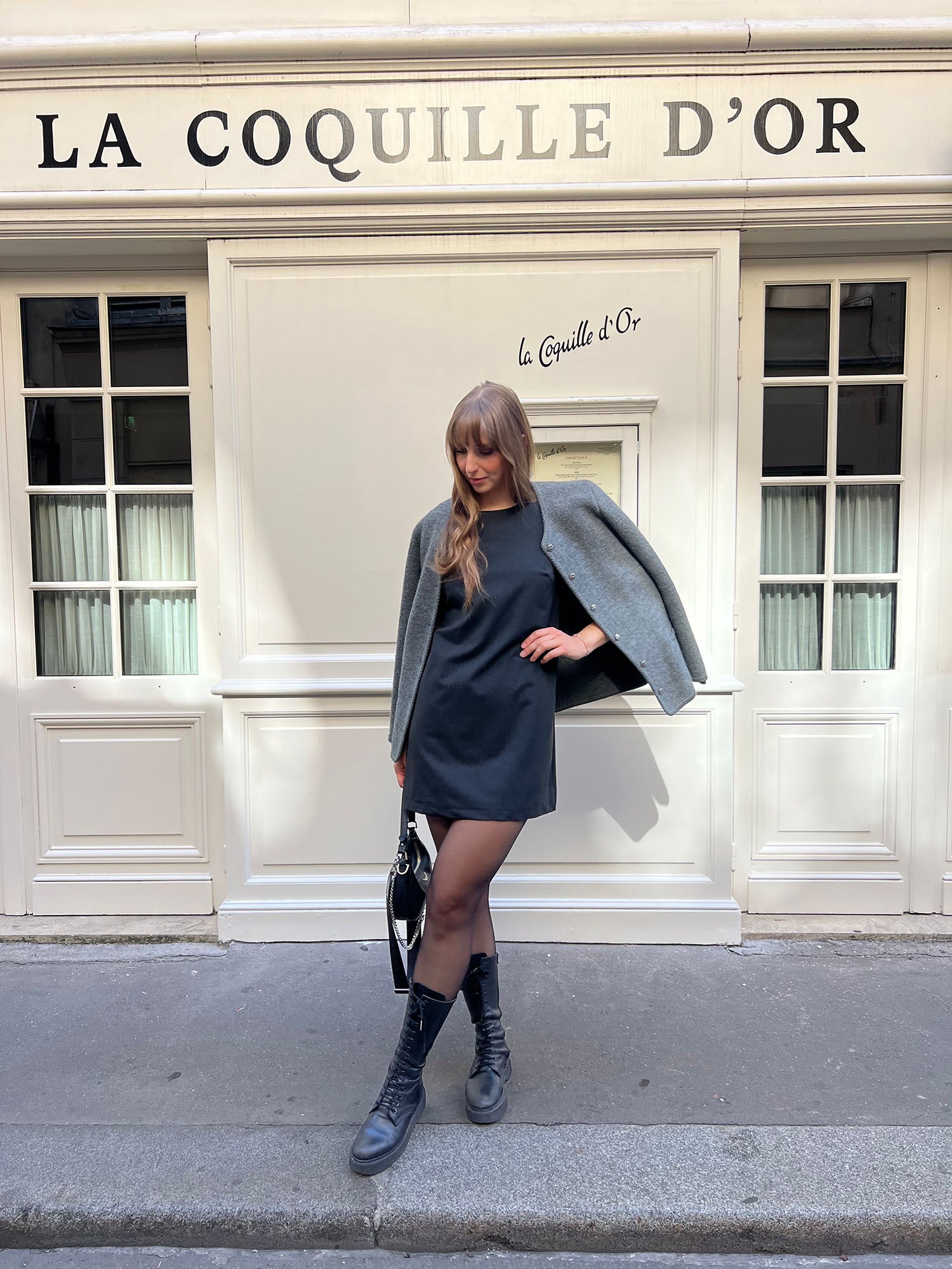 Look parisien – robe Douce tailleur gris ALBA courte et minimaliste