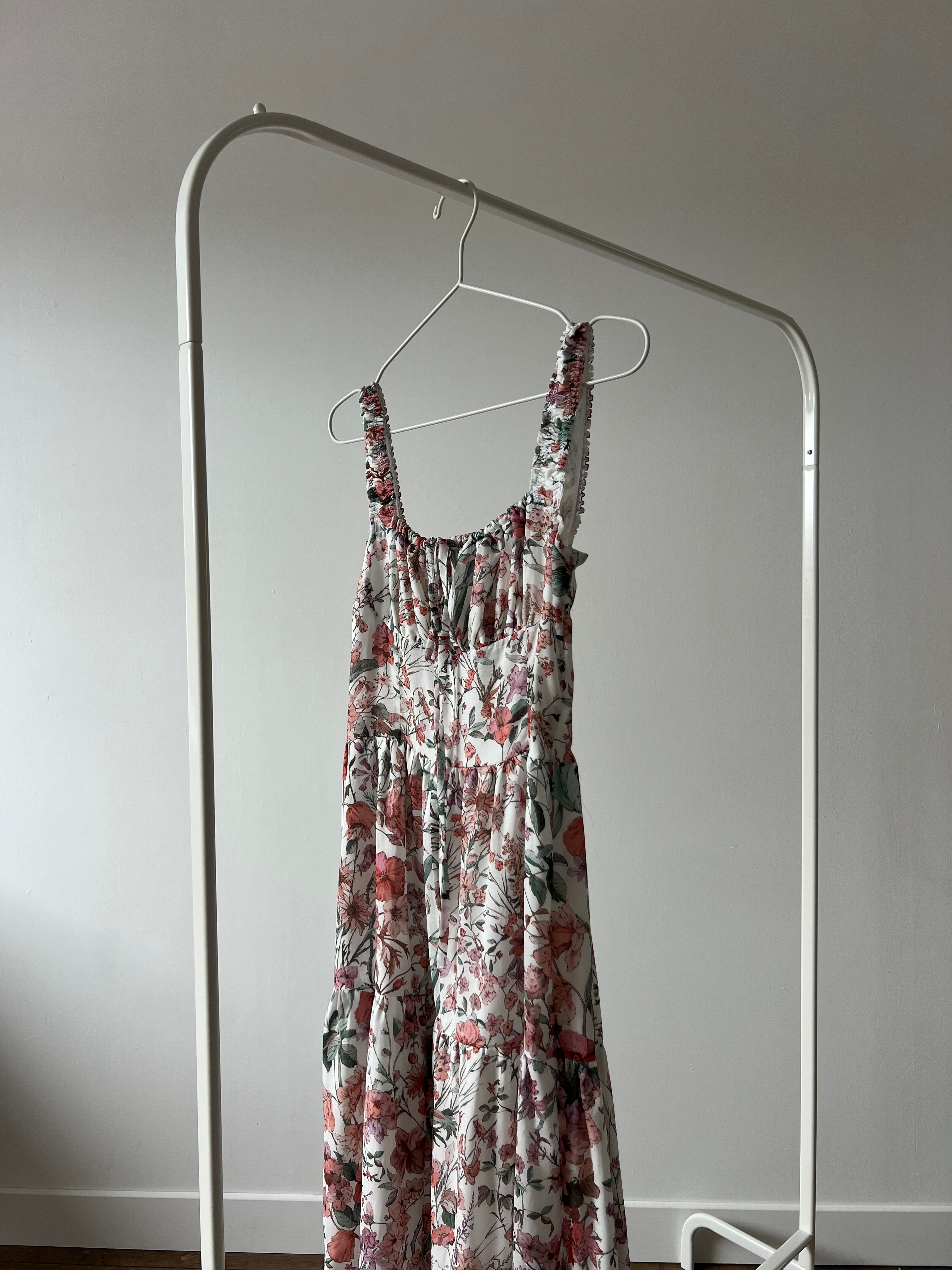 robe simone à fleurs spring posée sur portant