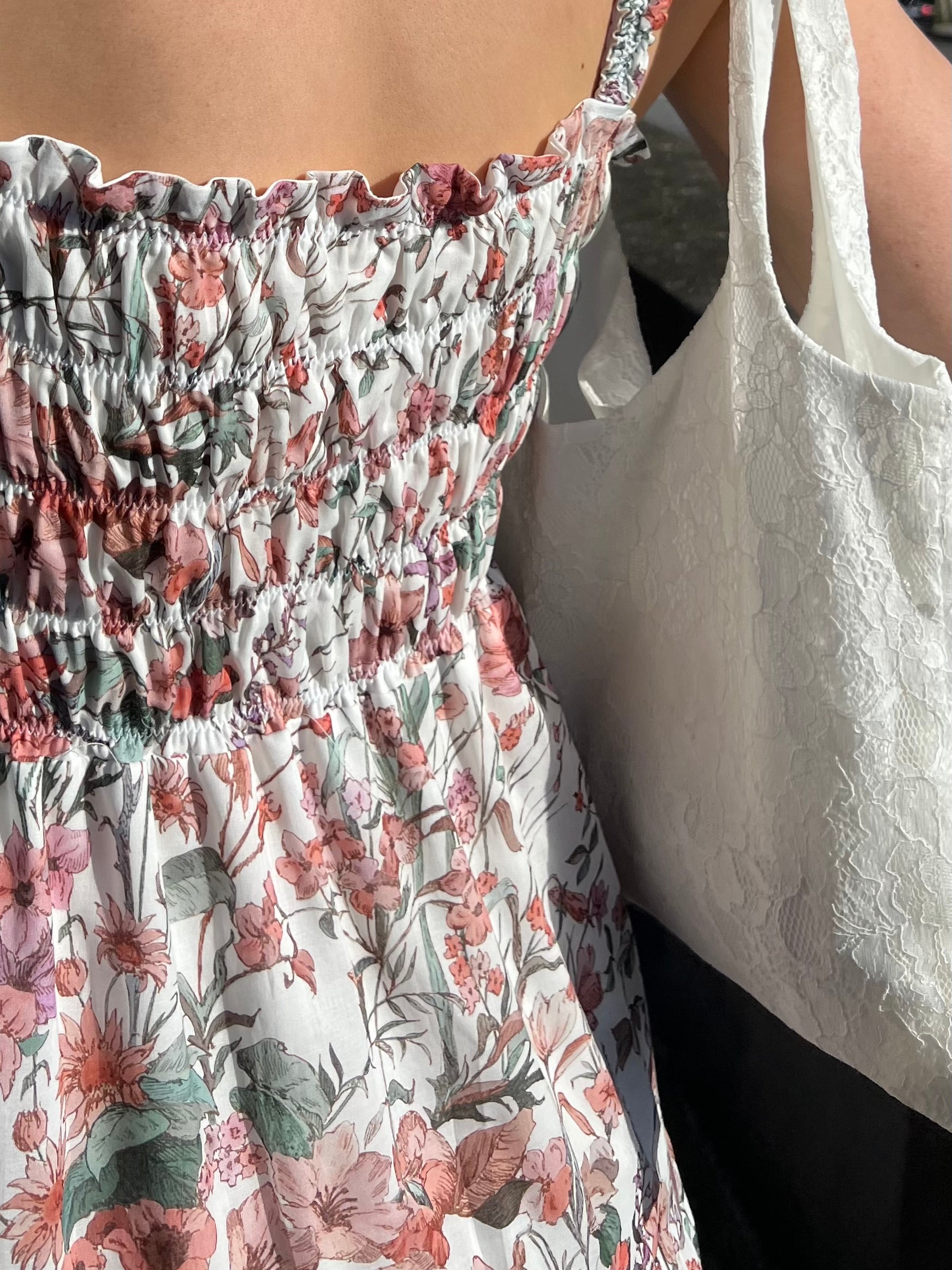 robe simone à fleurs spring, zoom vue de dos avec sac en dentelle