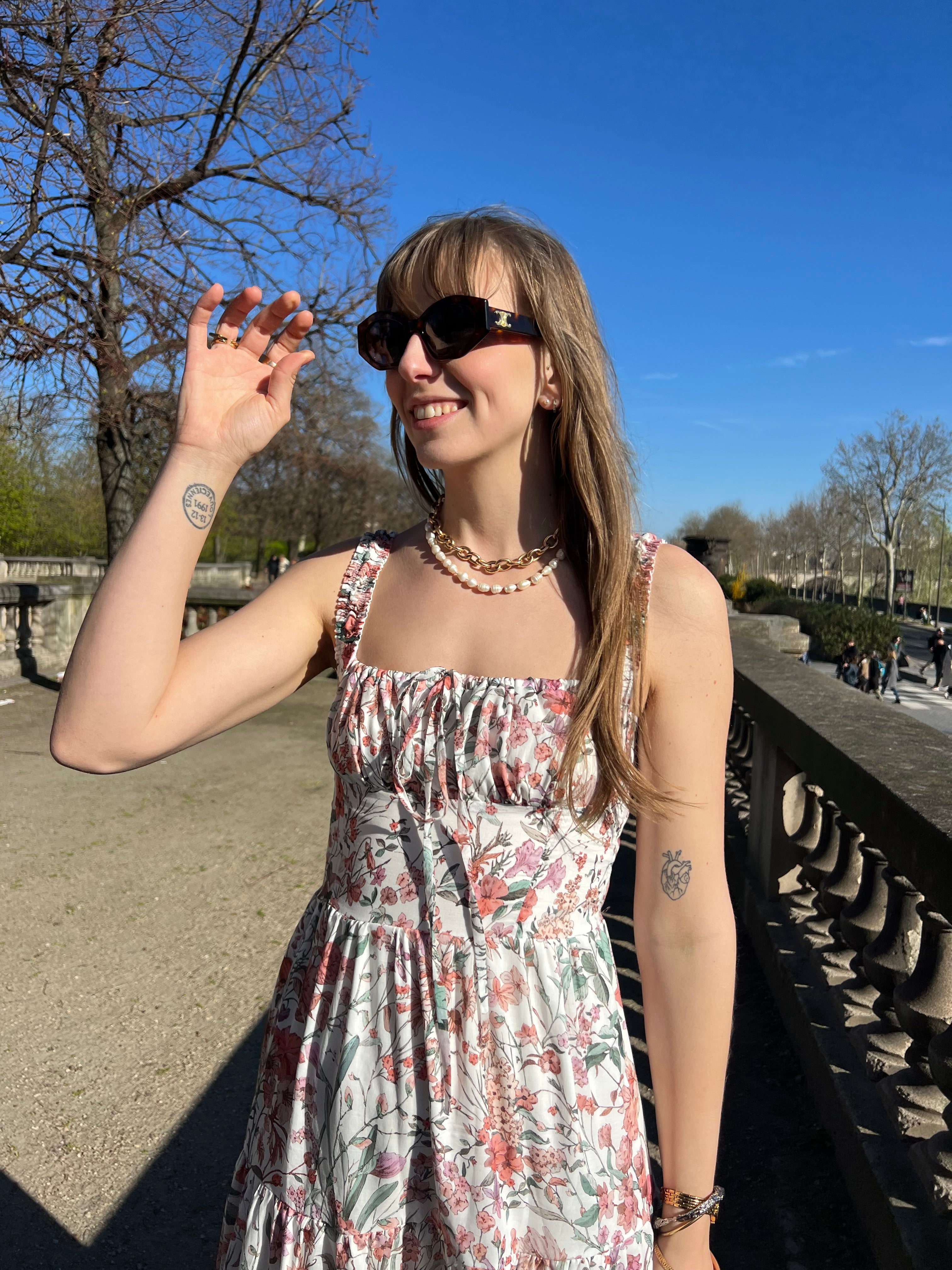 robe simone à fleurs spring portée en extérieur 