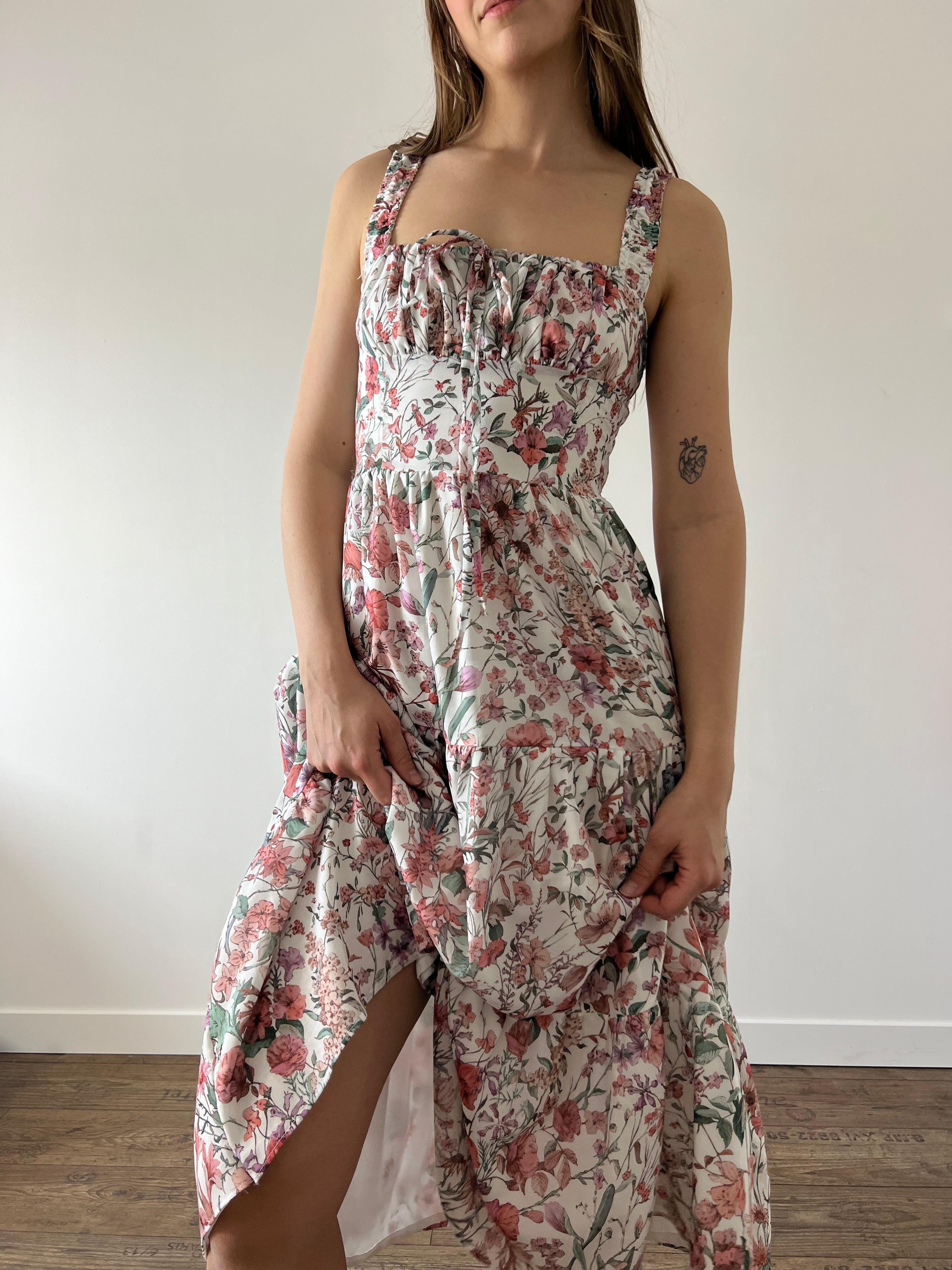 robe simone à fleurs spring portée, jupe tenue
