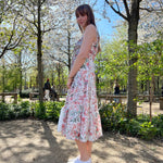 robe simone à fleurs spring portée en extérieur vue de côté 