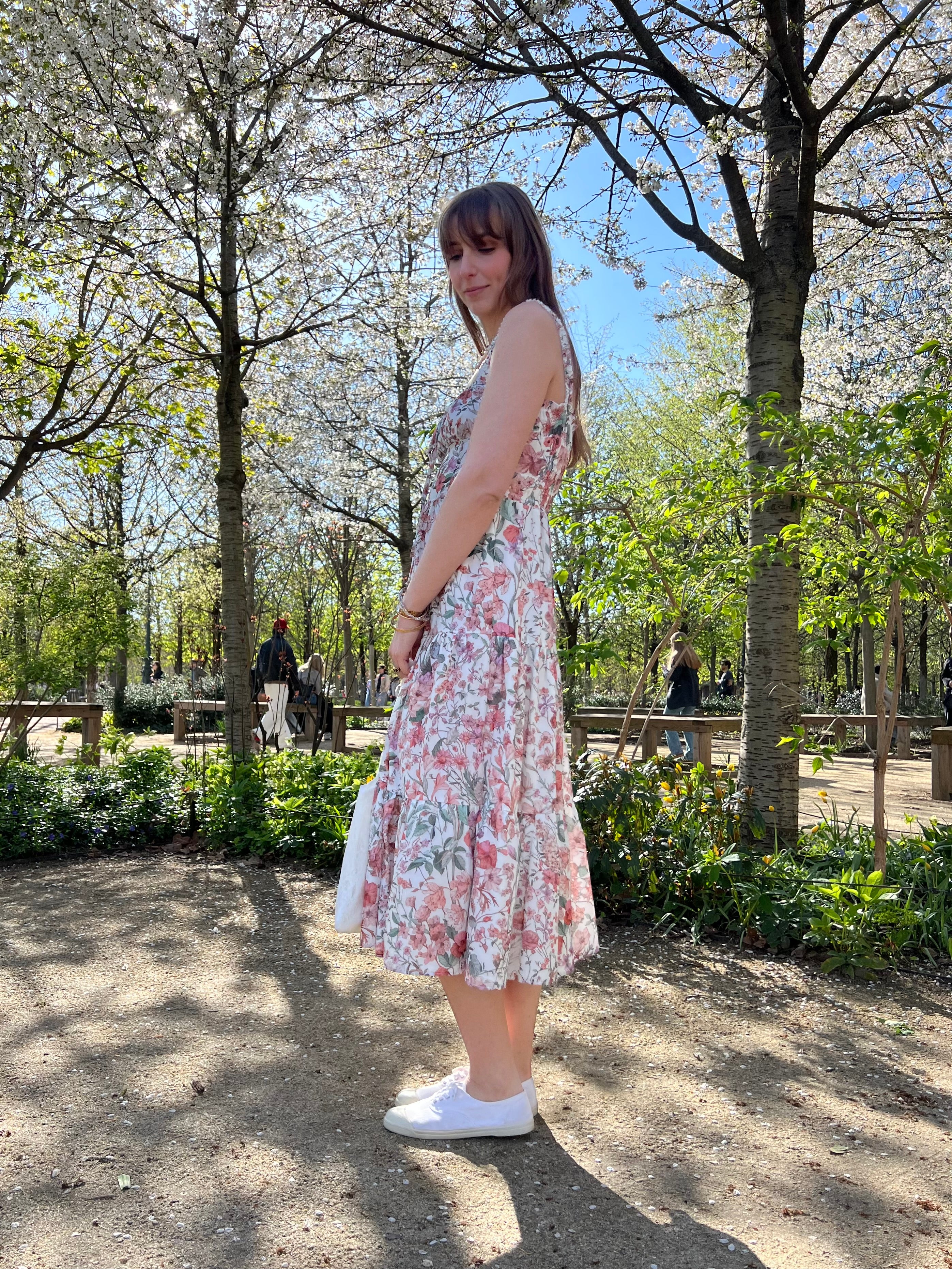 robe simone à fleurs spring portée en extérieur vue de côté 