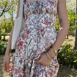 robe simone à fleurs spring portée en extérieur vue de face avec sac en dentelle