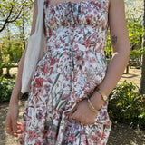 robe simone à fleurs spring portée en extérieur vue de face avec sac en dentelle
